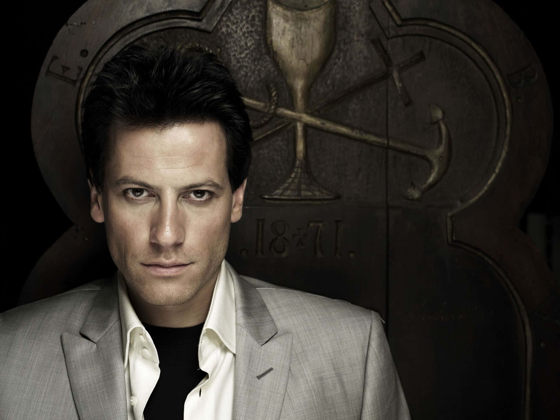 Ioan Gruffudd, gray suit, dark ornate backdrop, Full HD Desktop Wallpaper