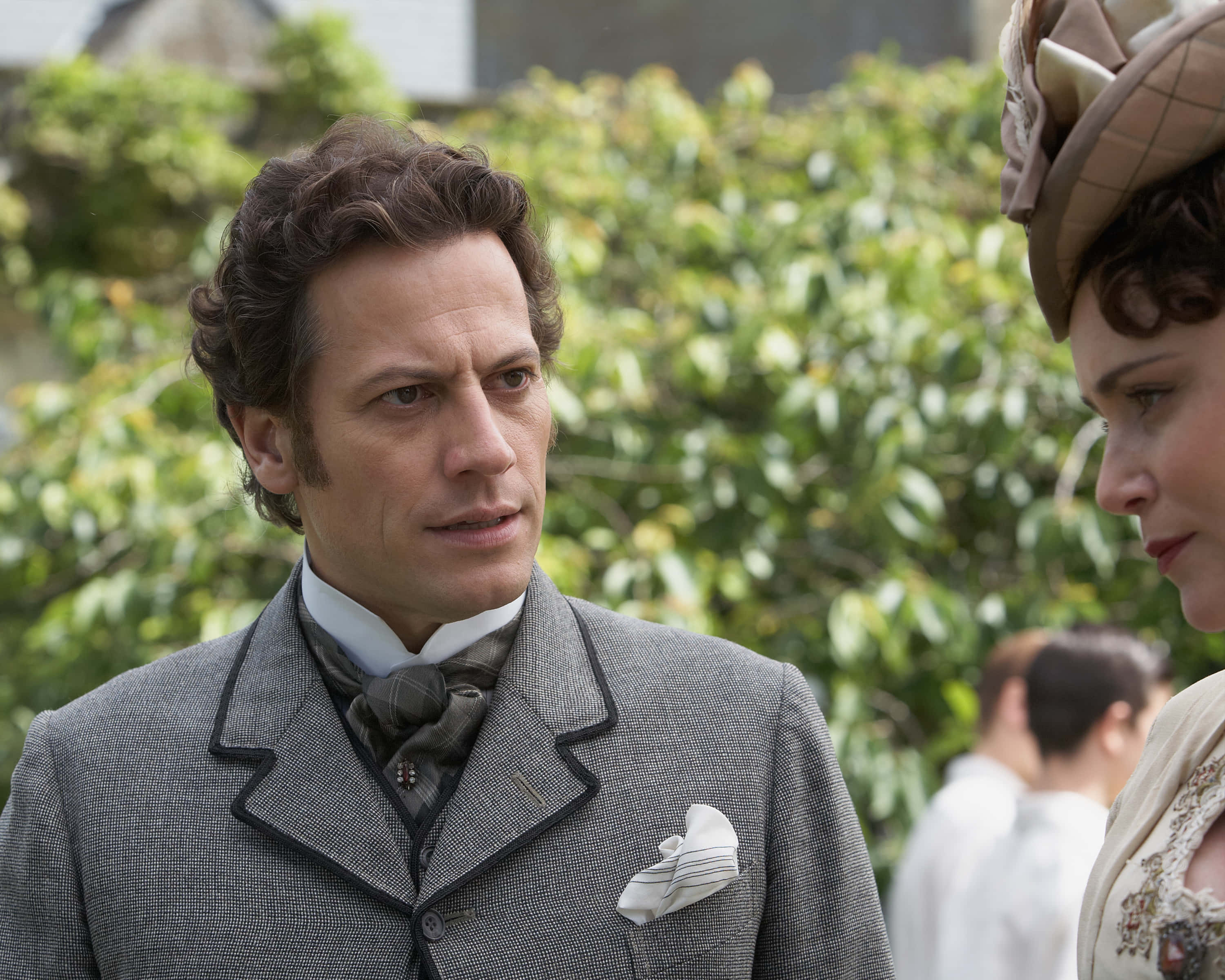 Ioan Gruffudd, gray suit, white pocket square, 2K Desktop Wallpaper