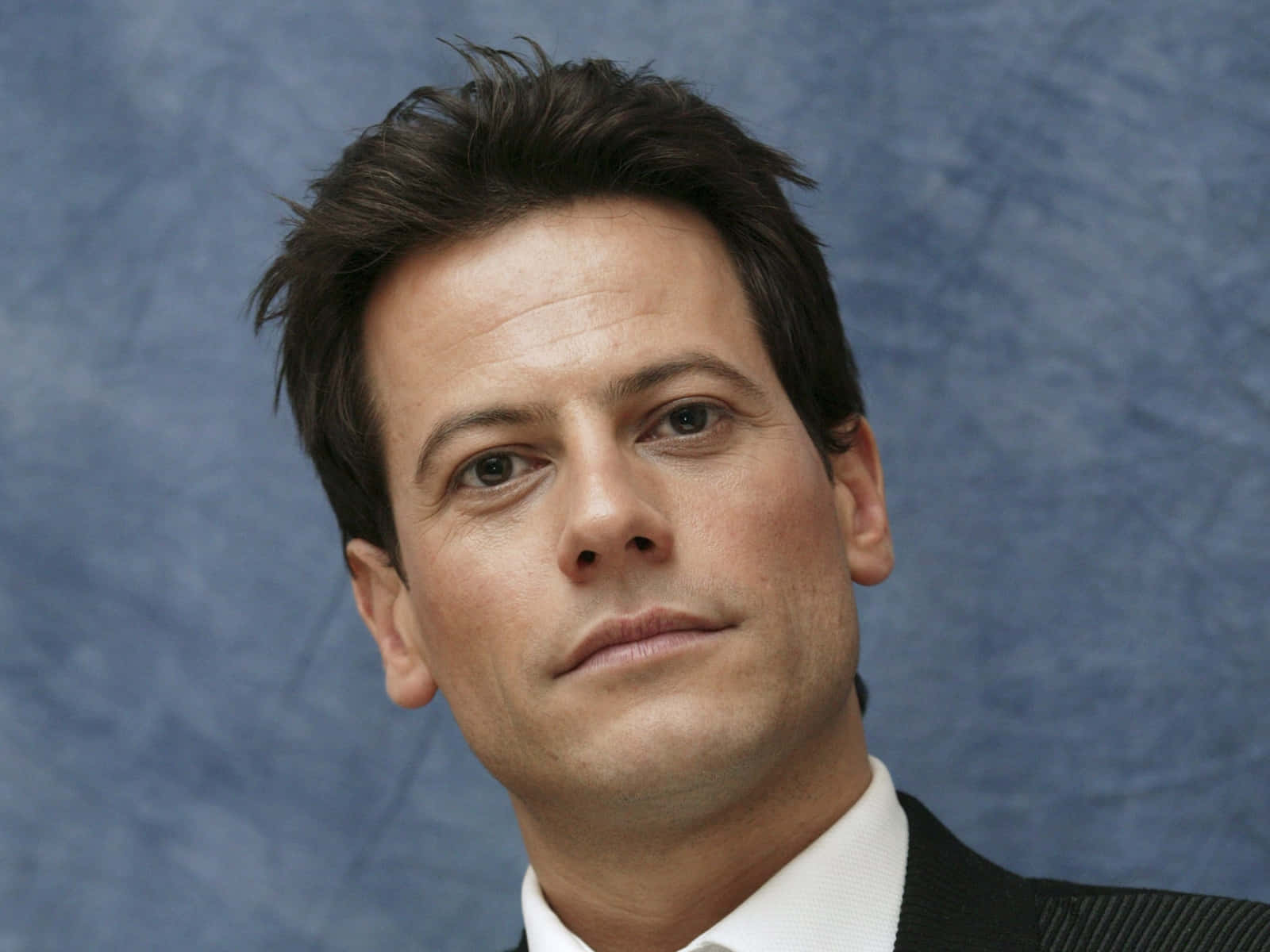 Ioan Gruffudd, suit, textured blue backdrop, HD Desktop Wallpaper