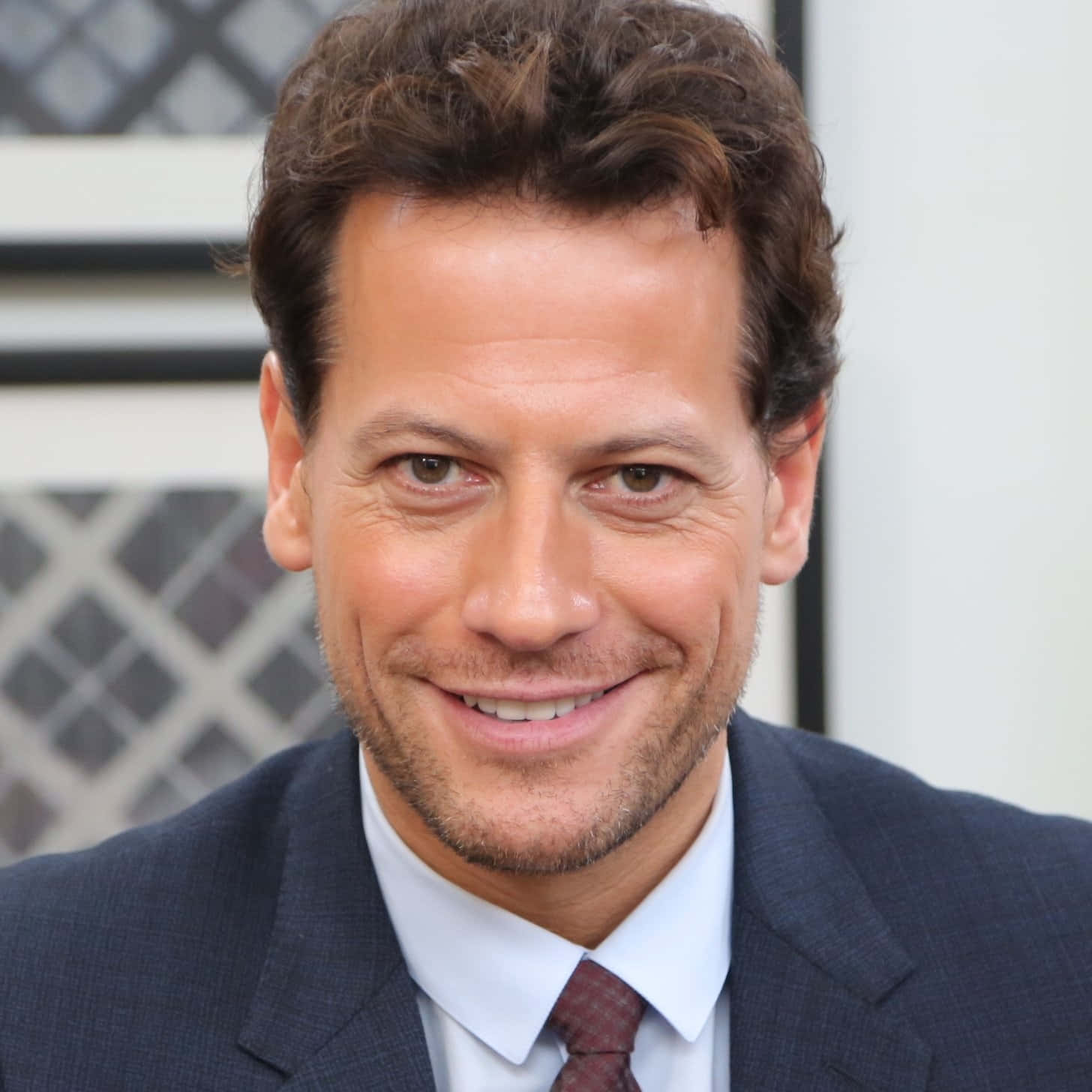 Ioan Gruffudd, curly brown hair, dark suit, HD Desktop Wallpaper