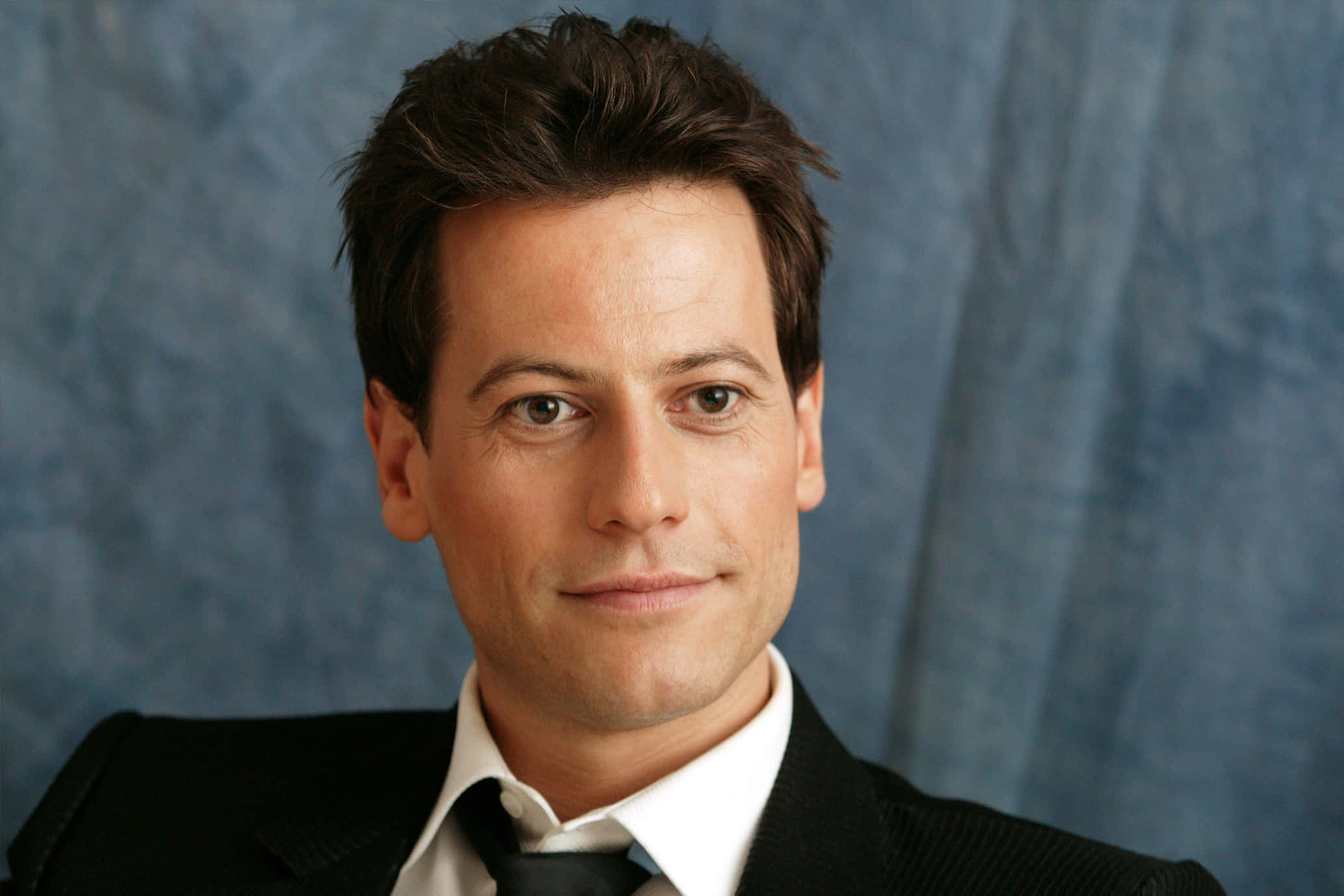 Ioan Gruffudd, black suit and tie, textured blue backdrop, Full HD Desktop Wallpaper