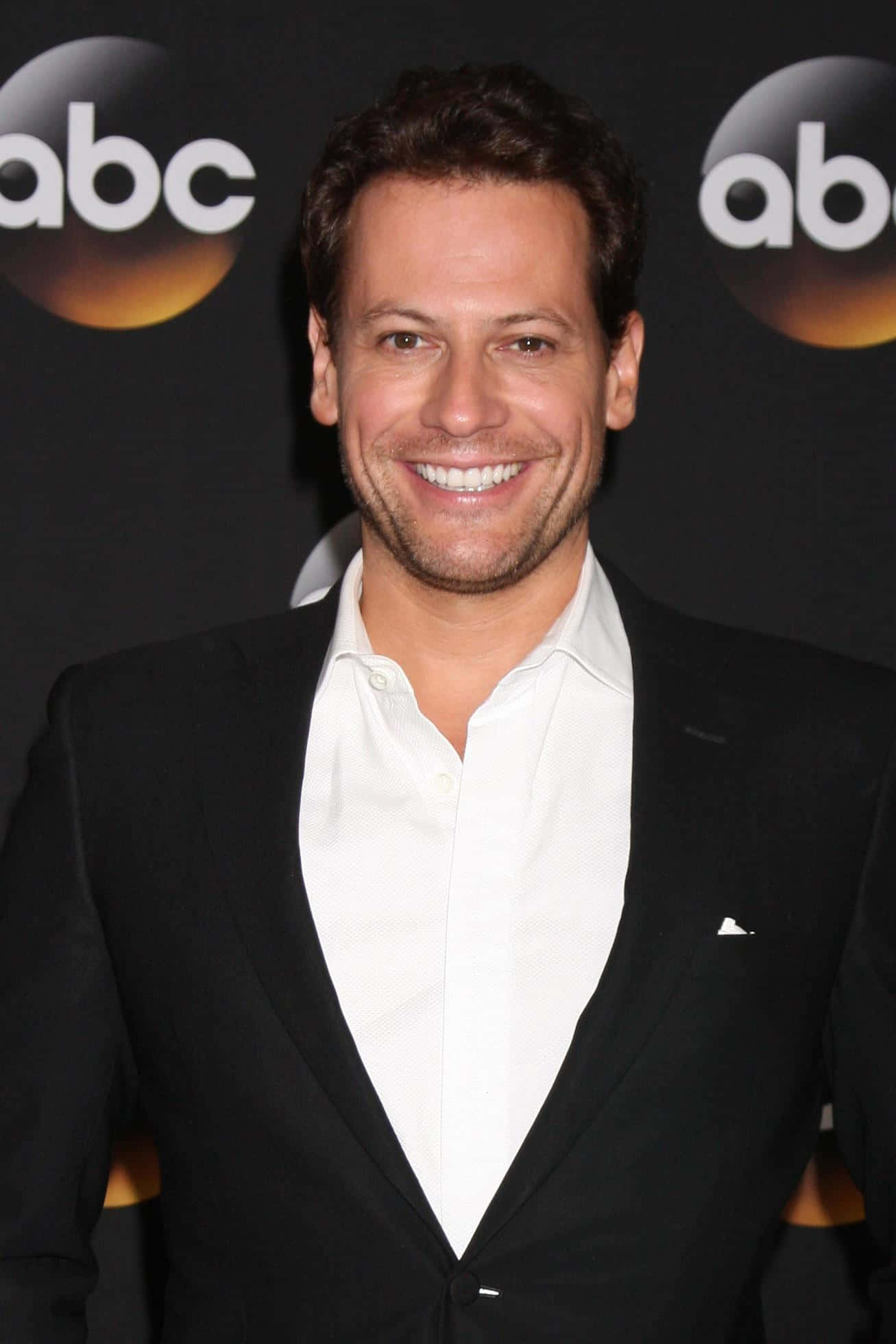 Ioan Gruffudd, black suit, white shirt, Full HD Phone Wallpaper