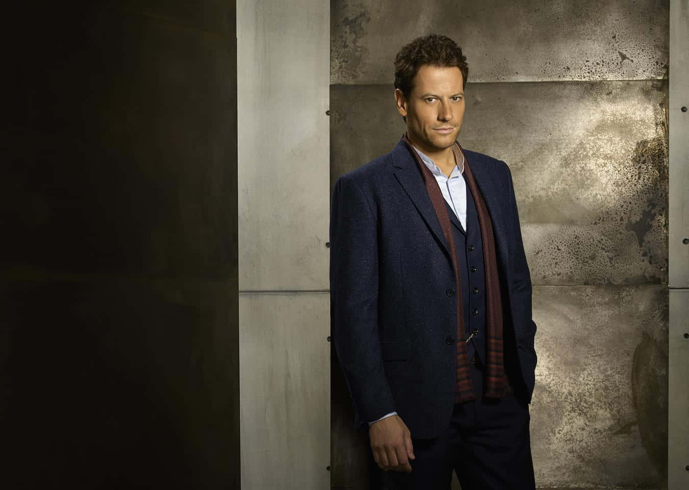 Ioan Gruffudd, dark suit, scarf, HD Desktop Wallpaper