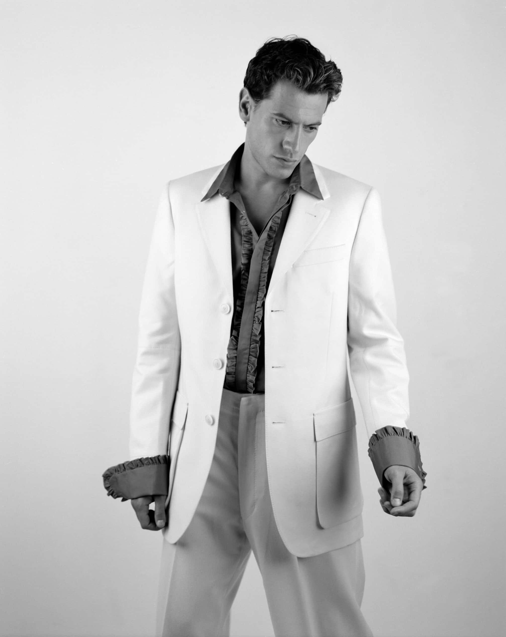 Ioan Gruffudd, white suit, ruffled cuffs, 2K Phone Wallpaper