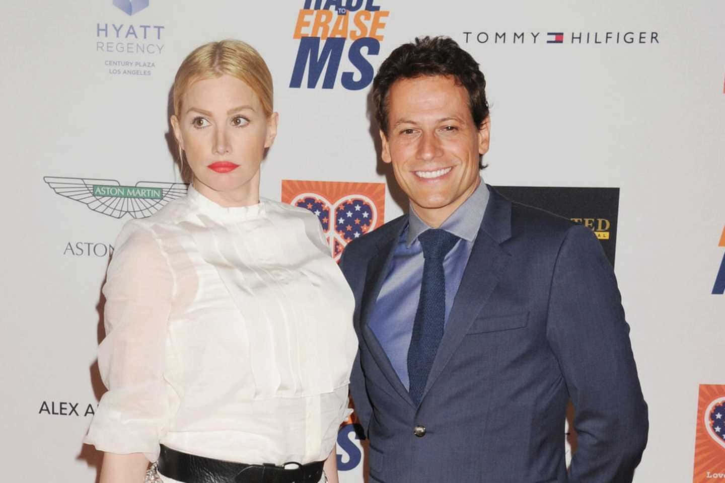 Ioan Gruffudd, charity event, branded backdrop, HD Desktop Wallpaper
