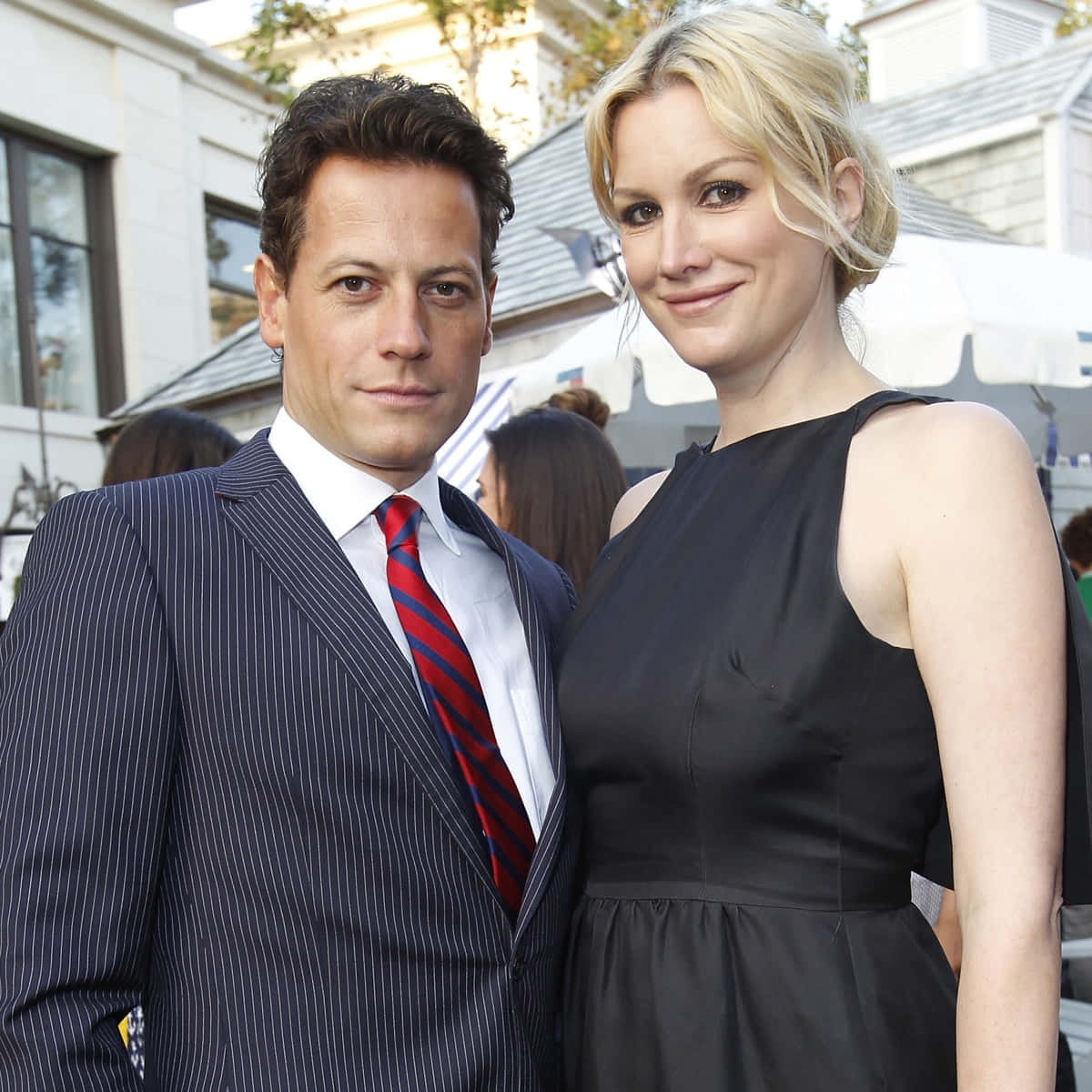 Ioan Gruffudd, pinstripe suit, black dress, SD Desktop Wallpaper