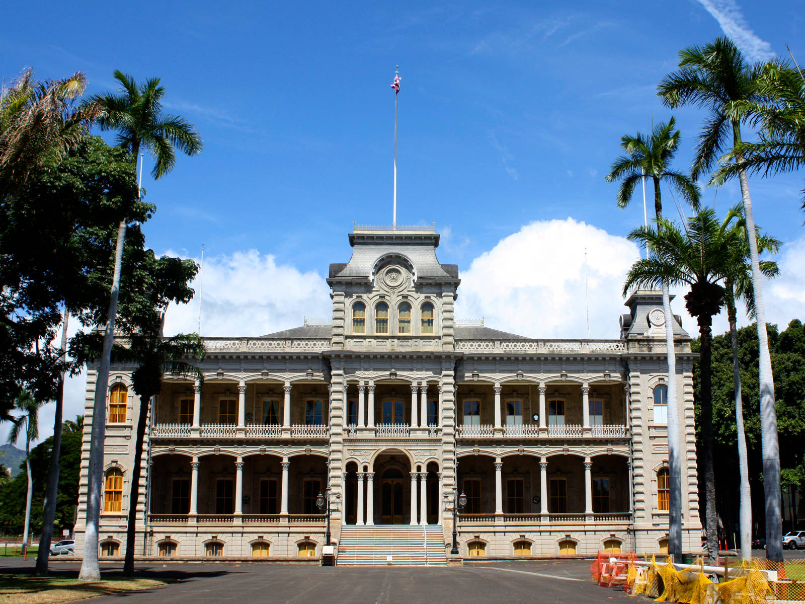 Iolani Palace, neoclassical, tall palm trees, HD Desktop Wallpaper
