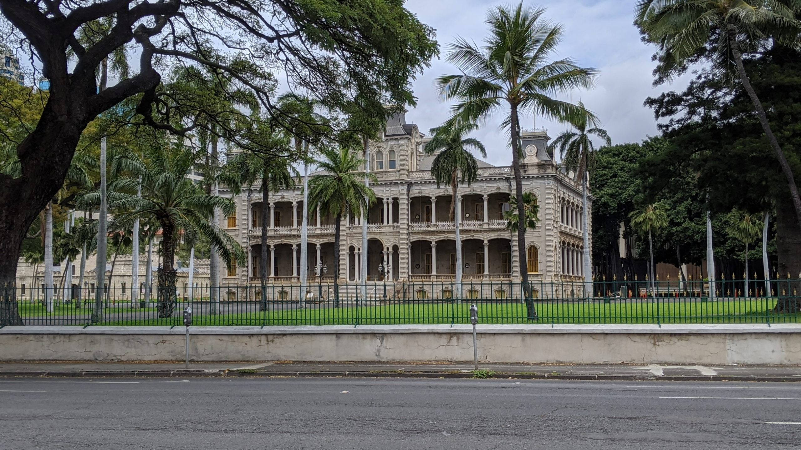 Iolani Palace, ornate balconies, fence, 2K Desktop Wallpaper