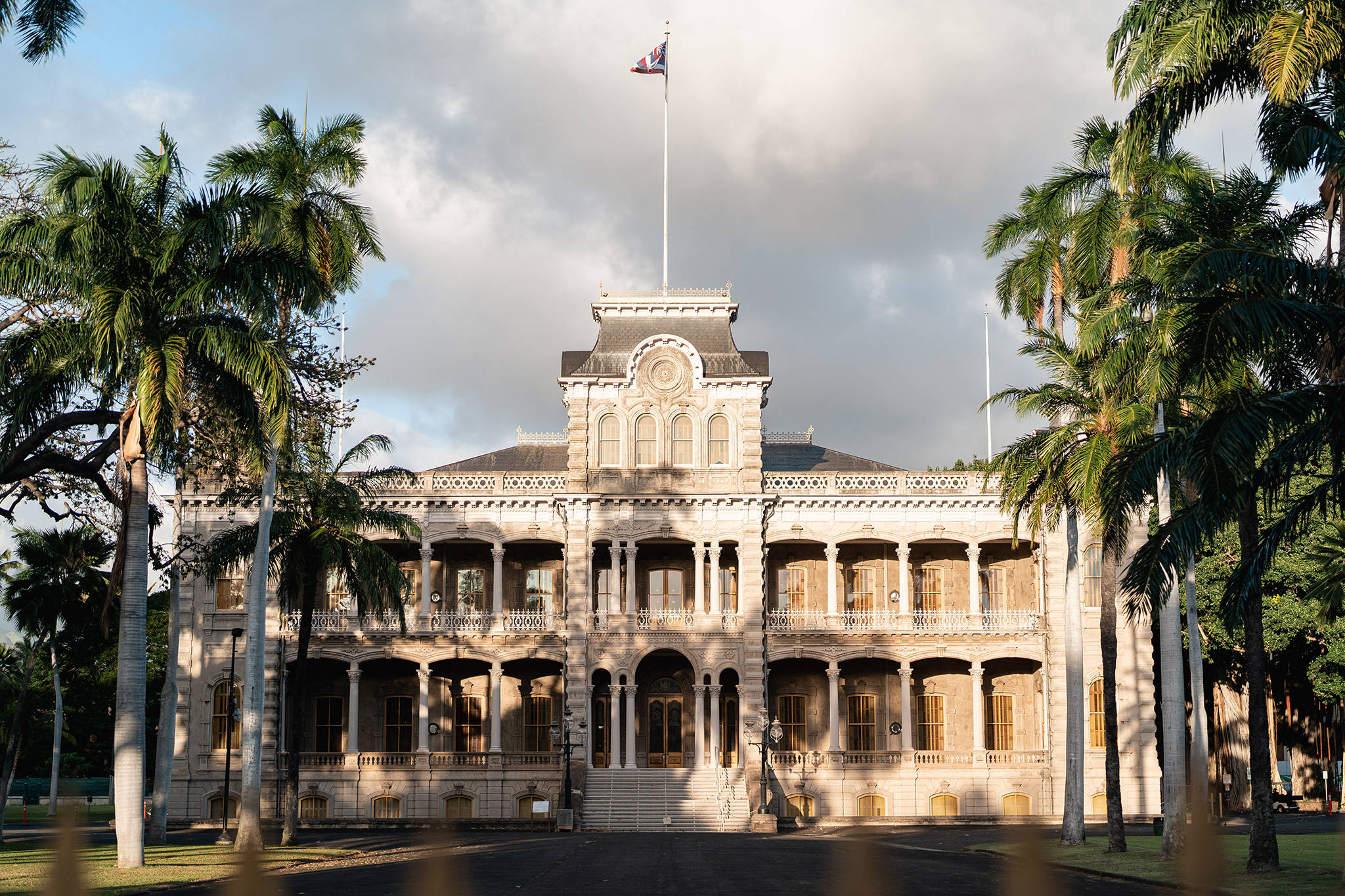 Iolani Palace, palm trees, arched windows, Full HD Desktop Wallpaper