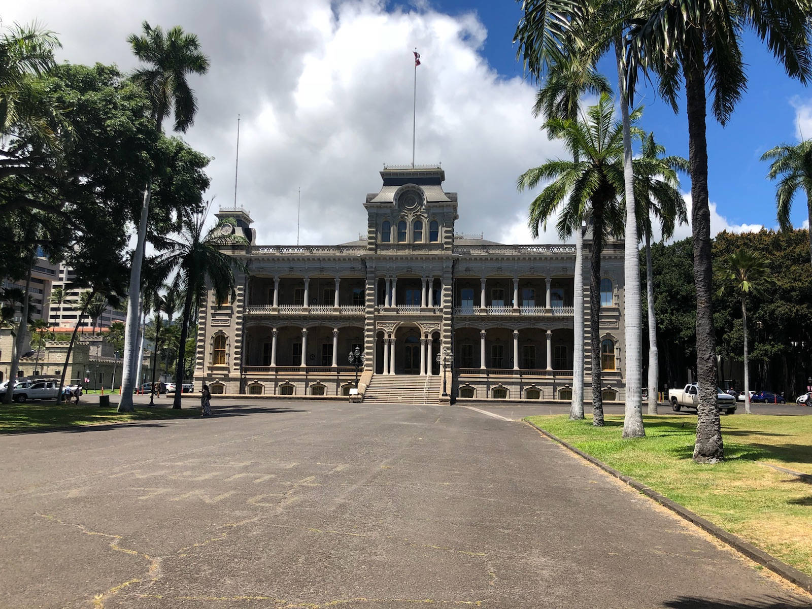 Iolani Palace, wide concrete pathway, tall palm trees, HD Desktop Wallpaper