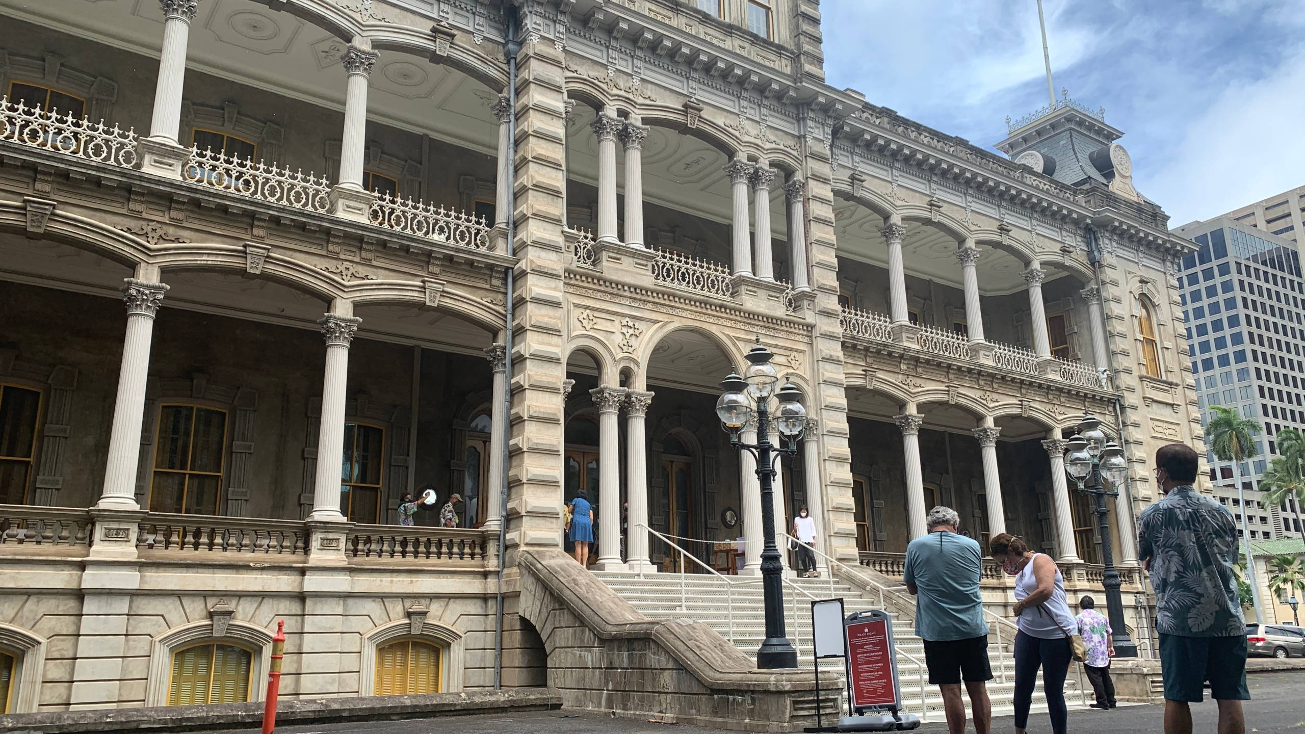 Iolani Palace, ornate columns, balconies, 2K Desktop Wallpaper