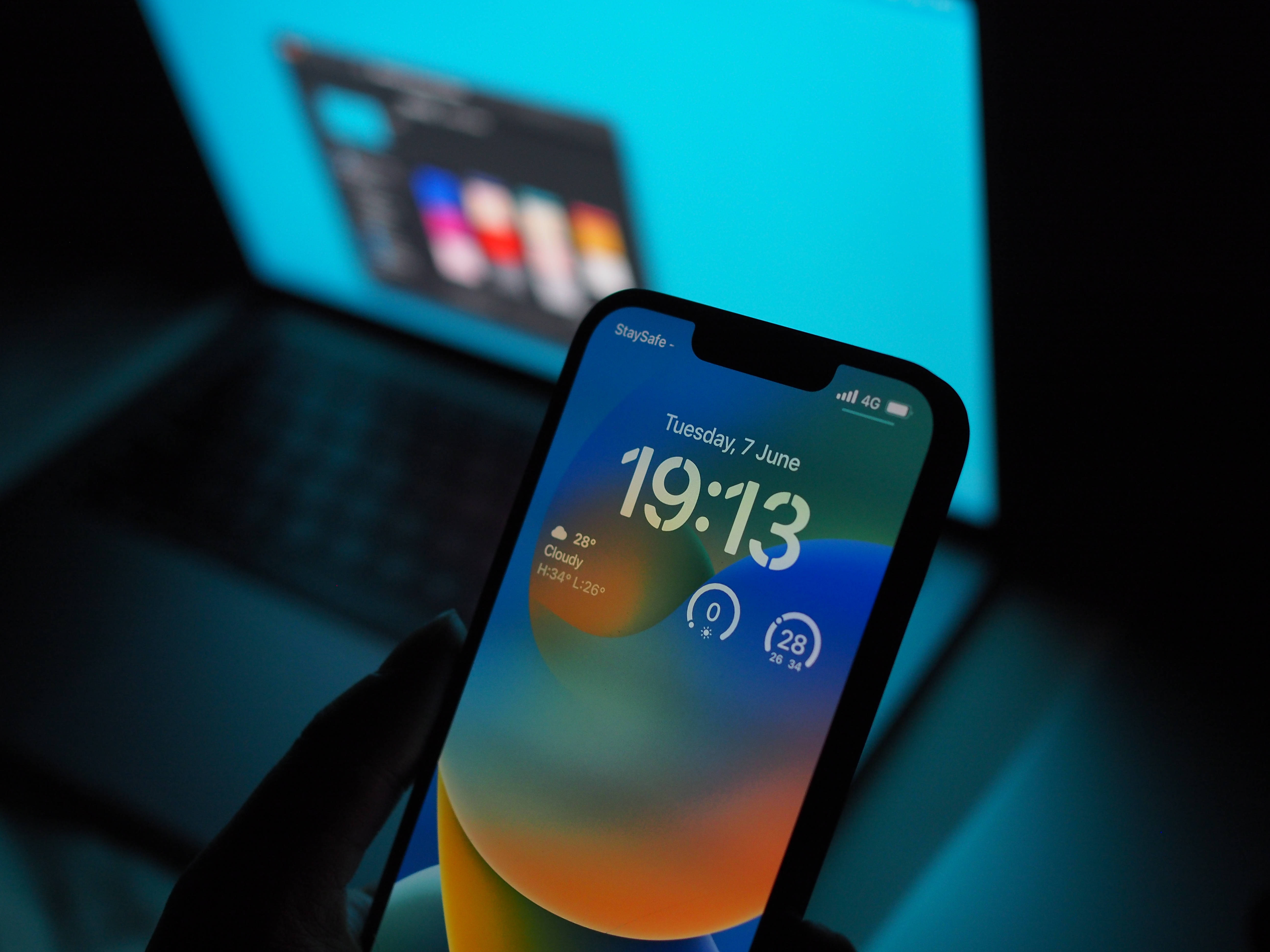 iPhone, iOS 16, vibrant gradient wallpaper, 5K Desktop Wallpaper