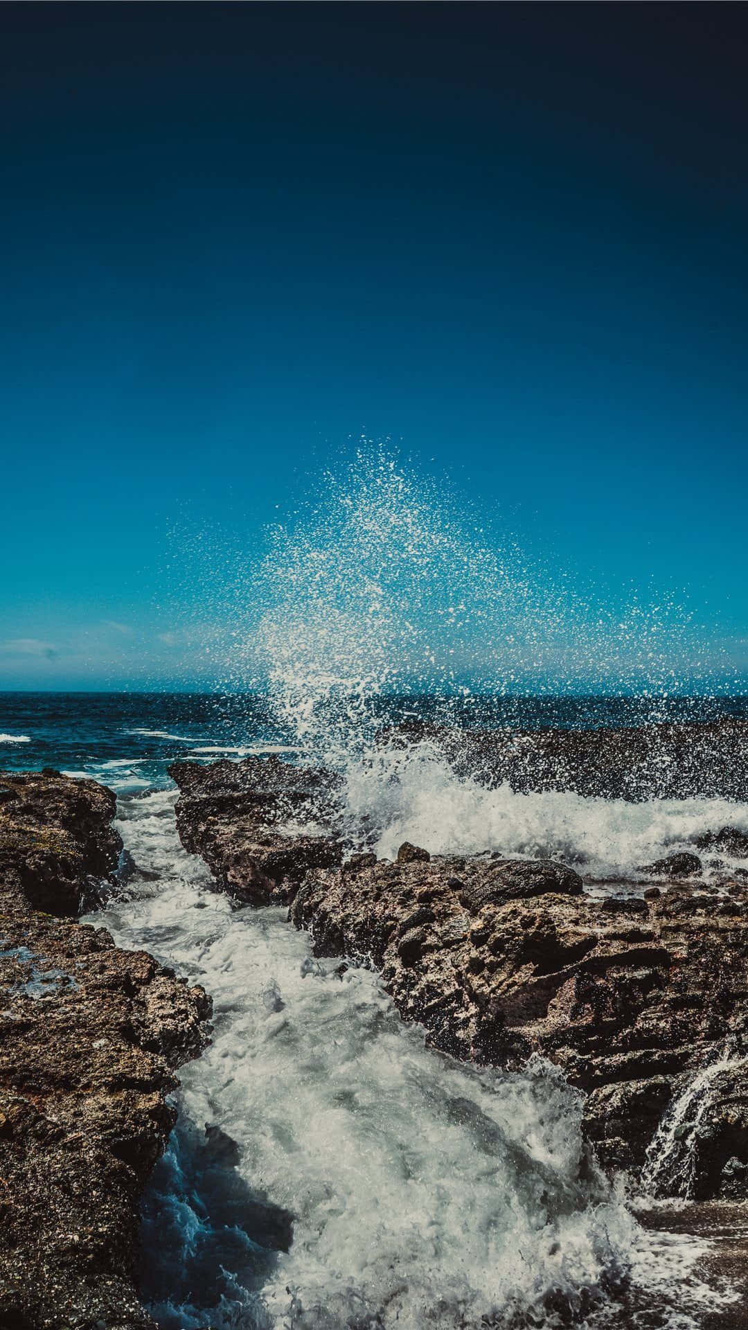 iOS Beach, ocean waves, rugged dark rocks, Full HD Phone Wallpaper
