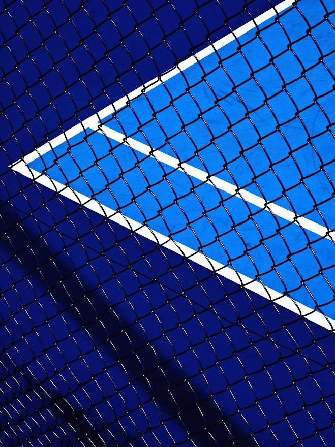 tennis court, black tennis net, vibrant blue court, SD Phone Wallpaper