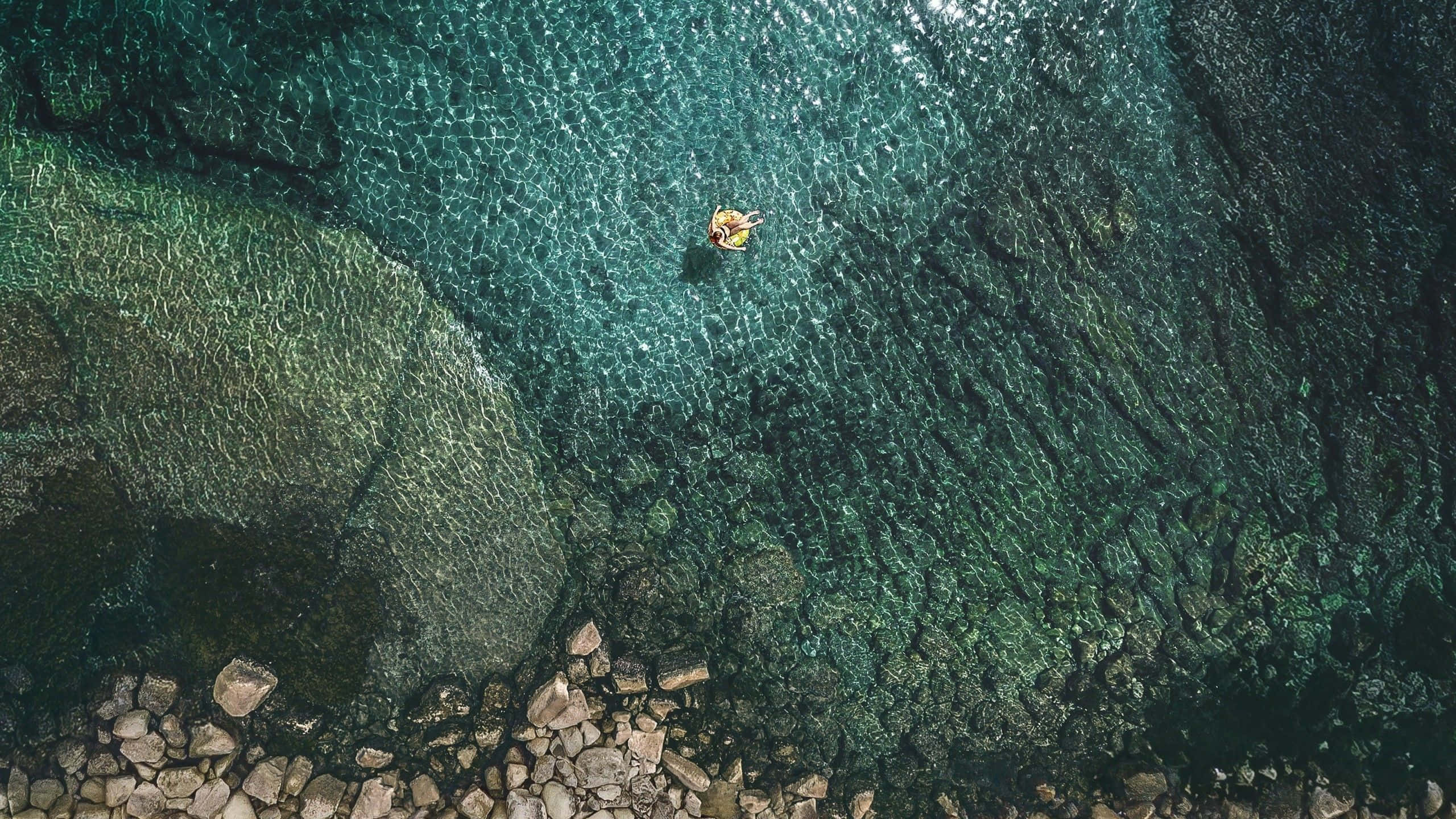 iOS Desktop, turquoise water, rocky seabed, 2K Desktop Wallpaper