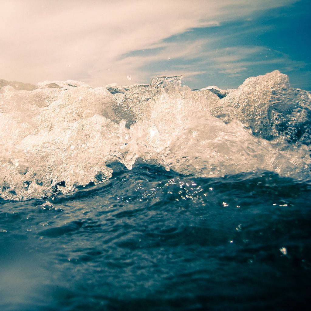 Raging Ocean Waves, iPad Mini, frothy white foam, SD Desktop Wallpaper