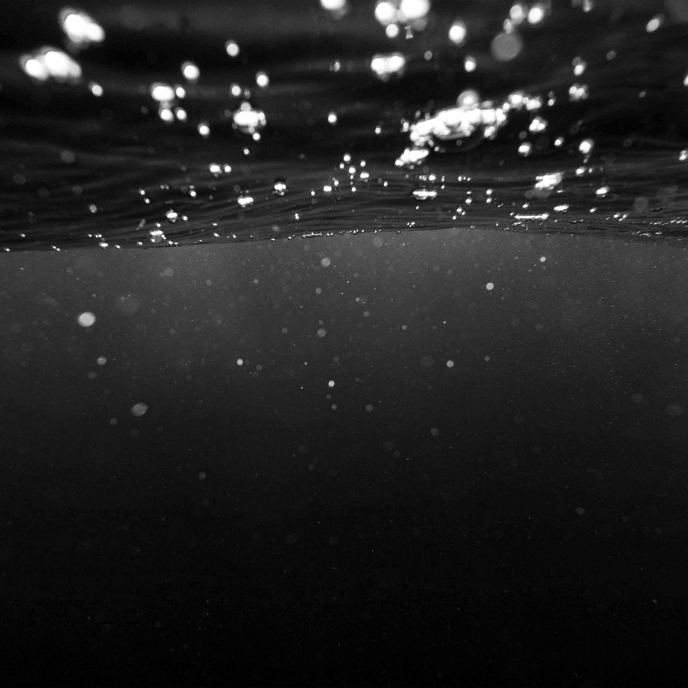 iPad Pro, underwater, black and white, 2K Desktop Wallpaper