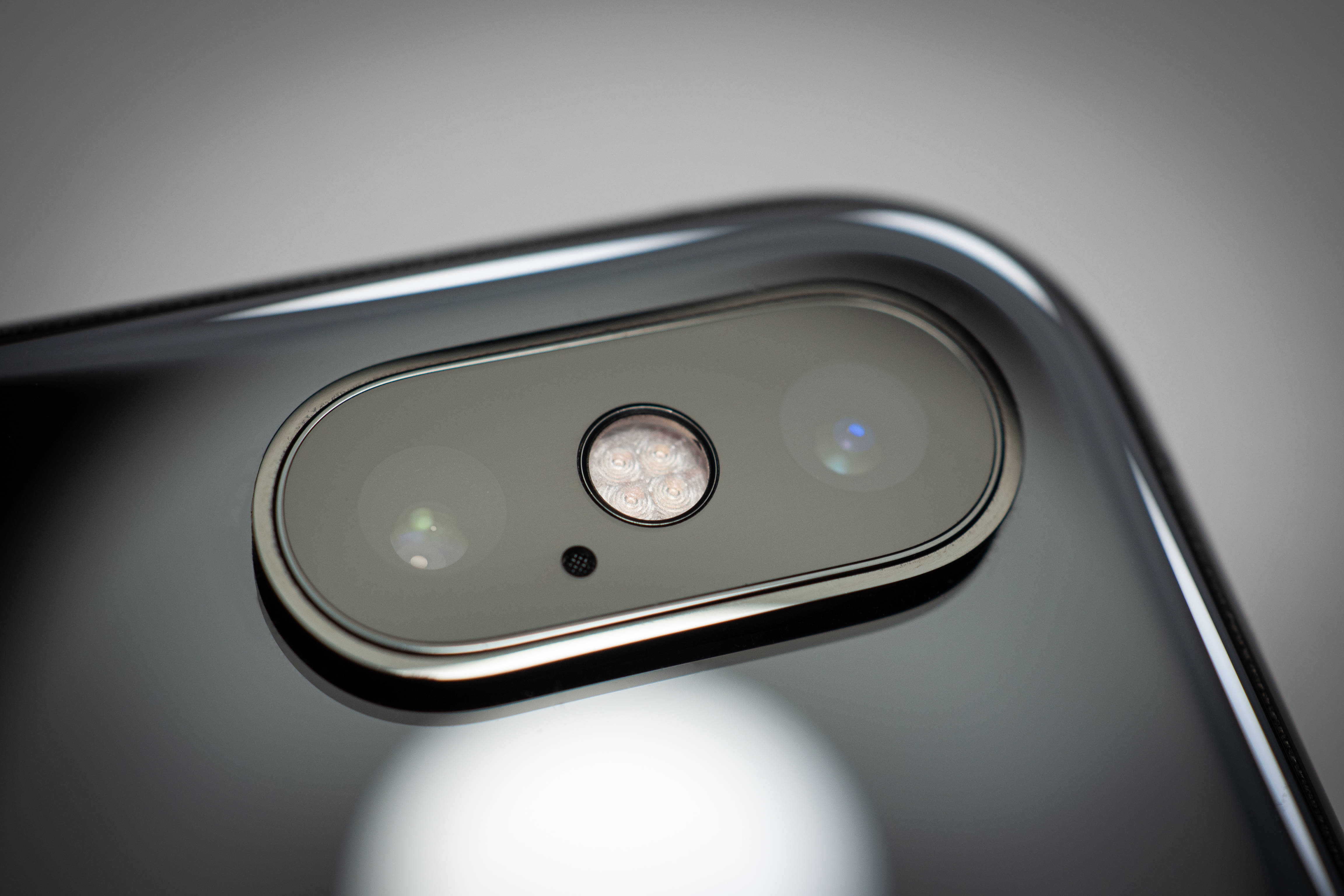iPhone Xs, dual lenses, flash, 4K Desktop Wallpaper