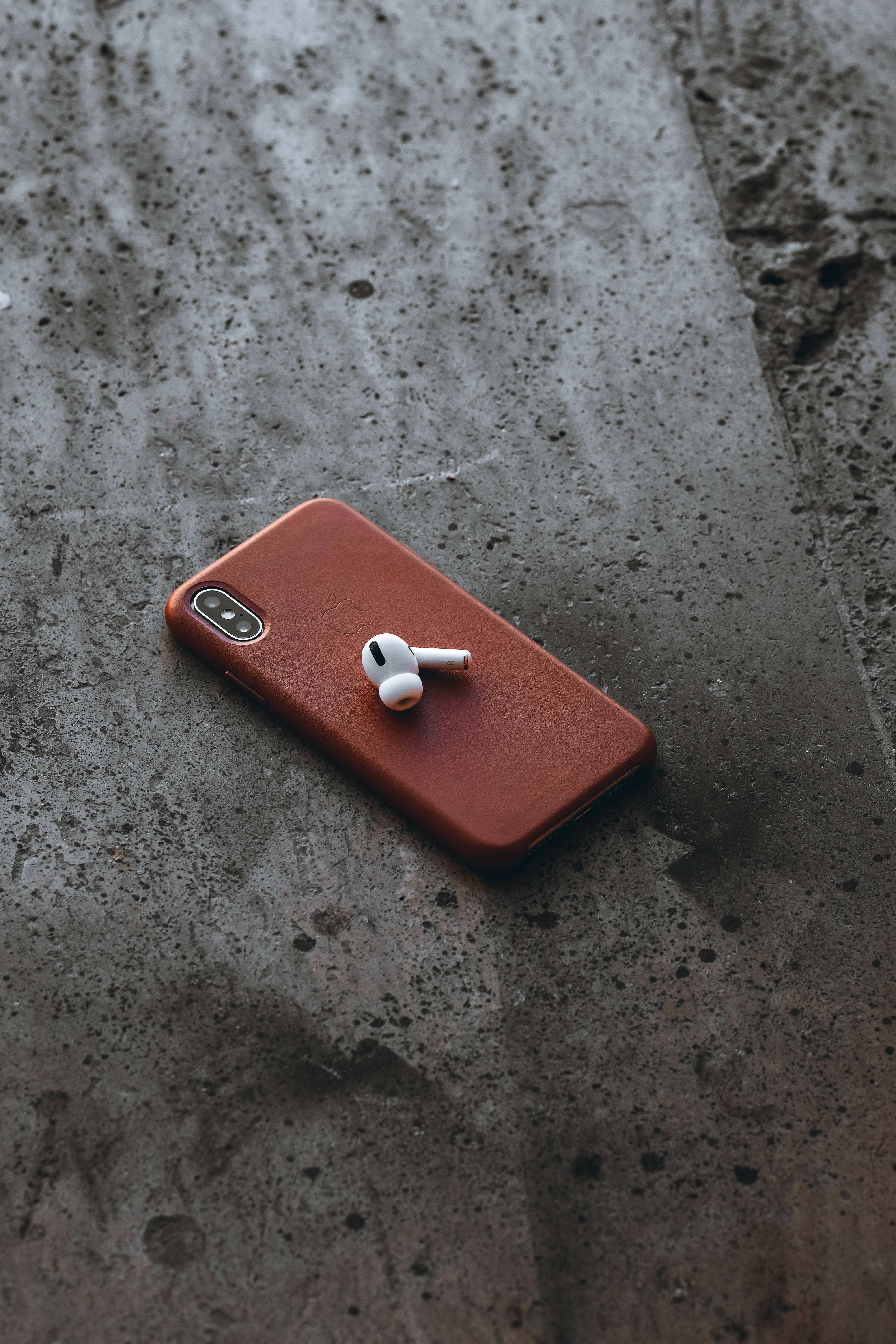 iPhone Xs, brown leather phone case, white earbuds, 5K Phone Wallpaper