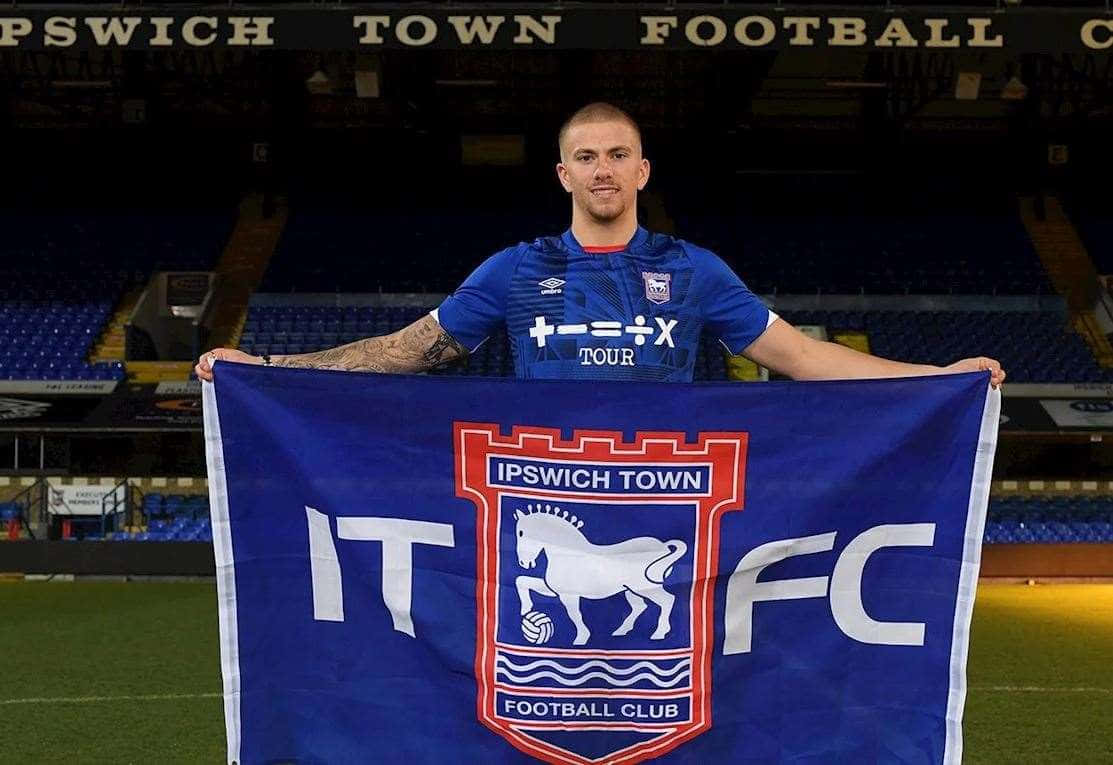 Ipswich Town, blue Ipswich Town jersey, large club flag, SD Desktop Wallpaper