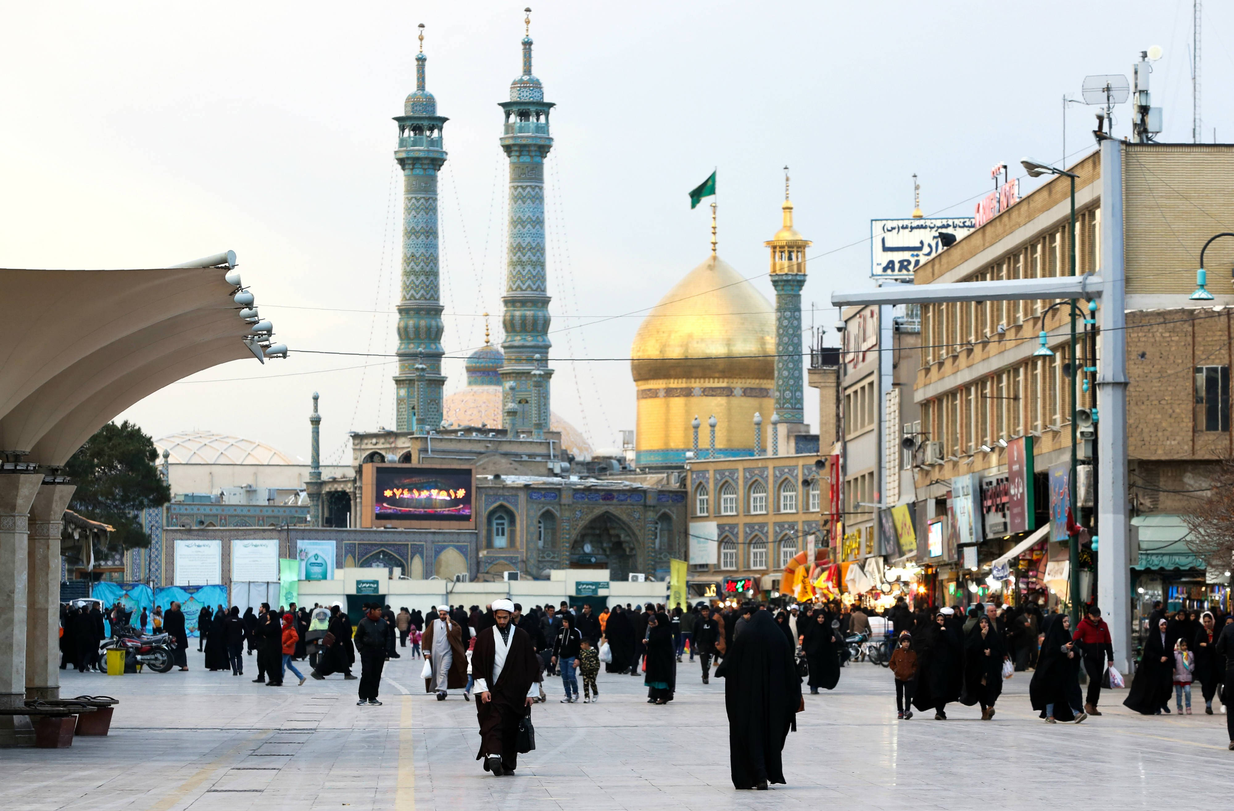 crowded streets in iran, grand mosque, golden dome, 4K Desktop Wallpaper