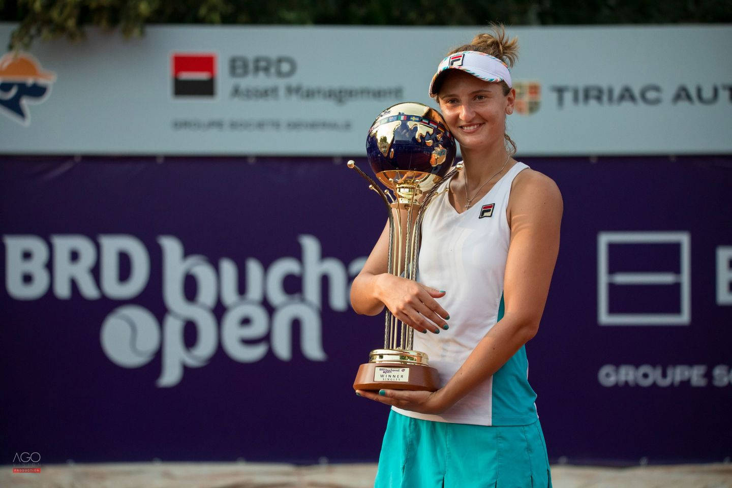 Irina-Camelia Begu, golden trophy, white and teal gear, HD Desktop Wallpaper