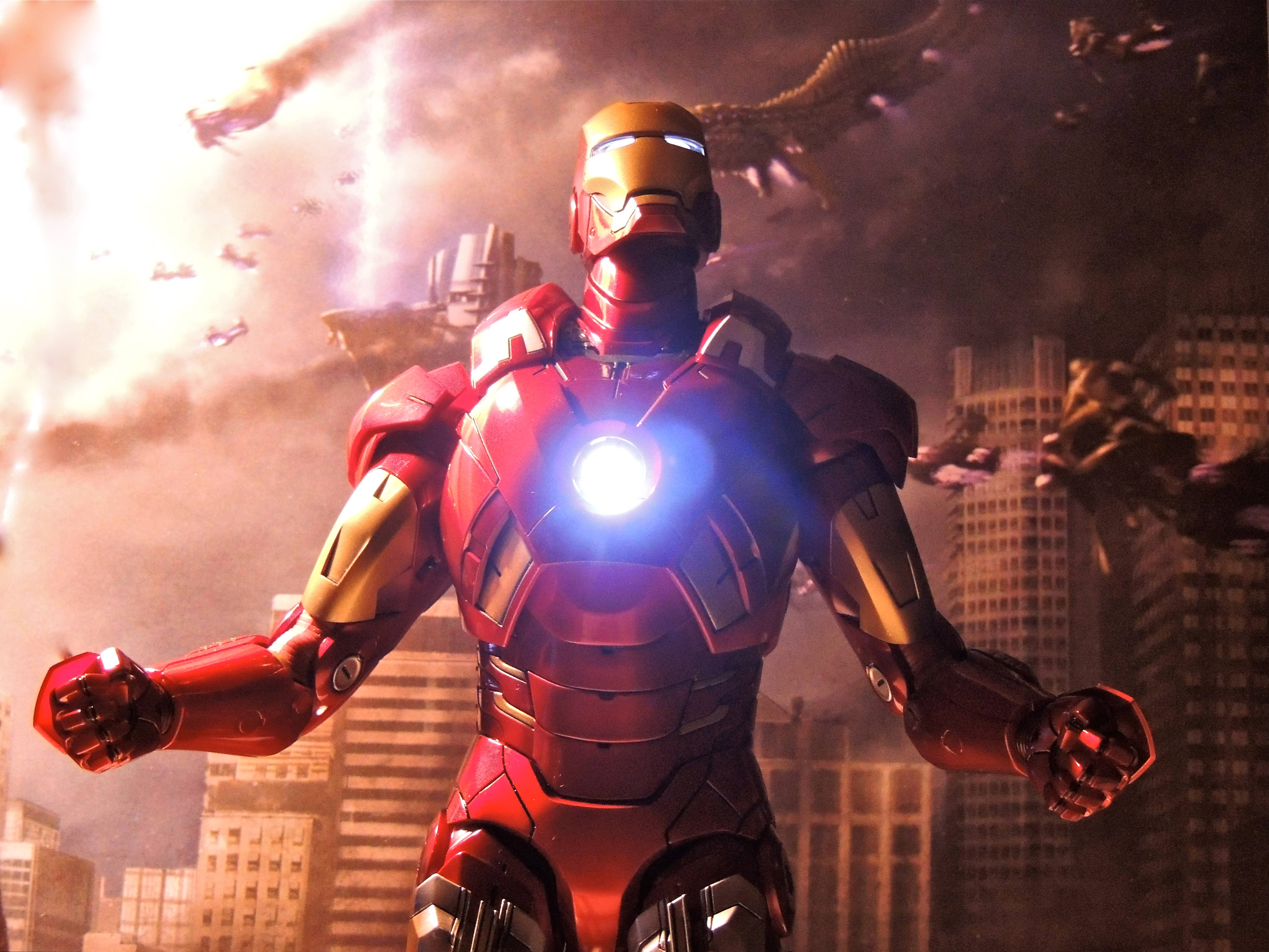 Iron Man, red and gold armor, chest arc reactor, 4K Desktop Wallpaper
