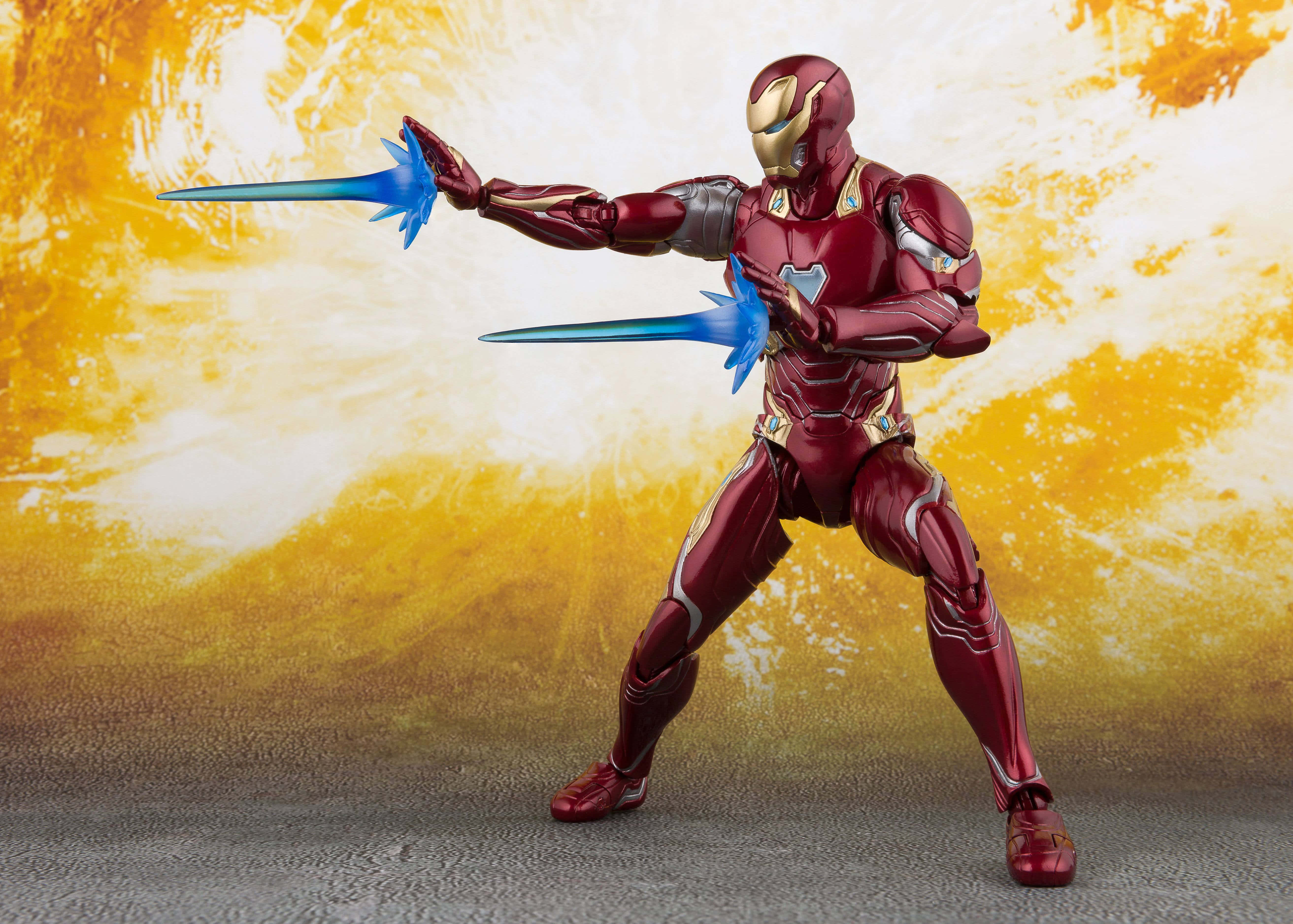 Iron Man Action Figures, red and gold armor, blue repulsor beams, 5K Desktop Wallpaper