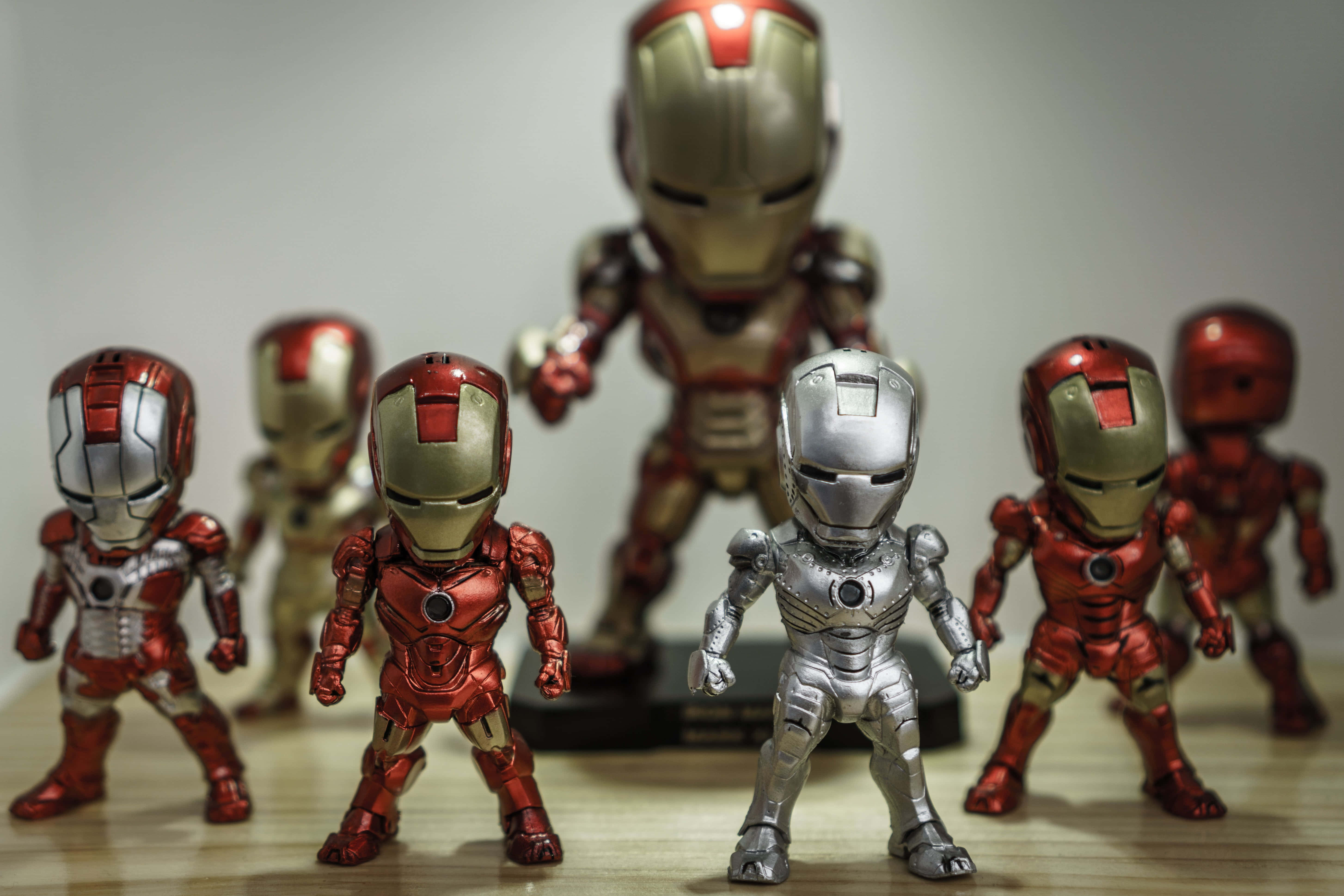 Iron Man action figures, red gold armor, silver armor, 5K Desktop Wallpaper