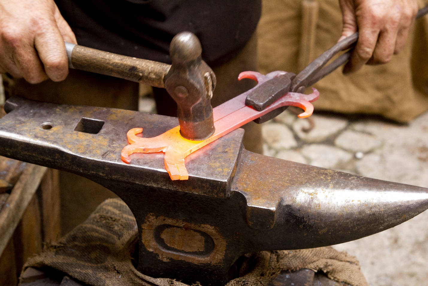 blacksmith, glowing orange metal, weathered anvil, HD Desktop Wallpaper