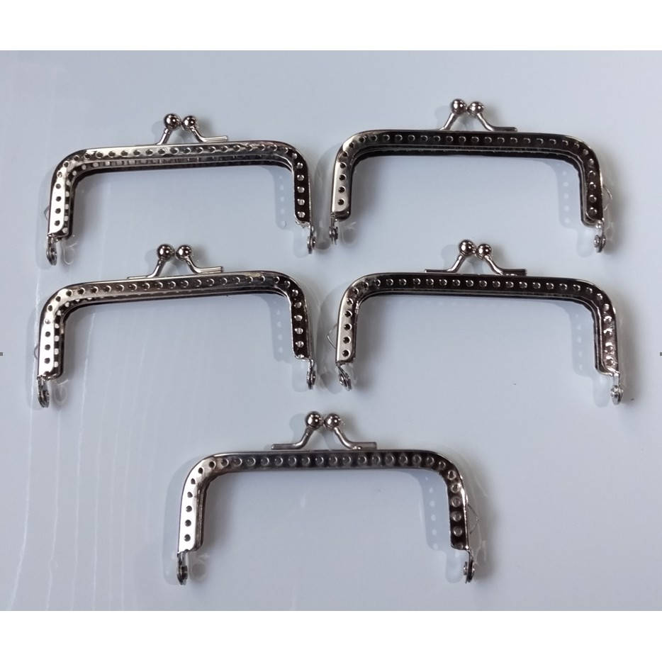 silver metal purse clasps, dotted edges, plain white surface, SD Desktop Wallpaper