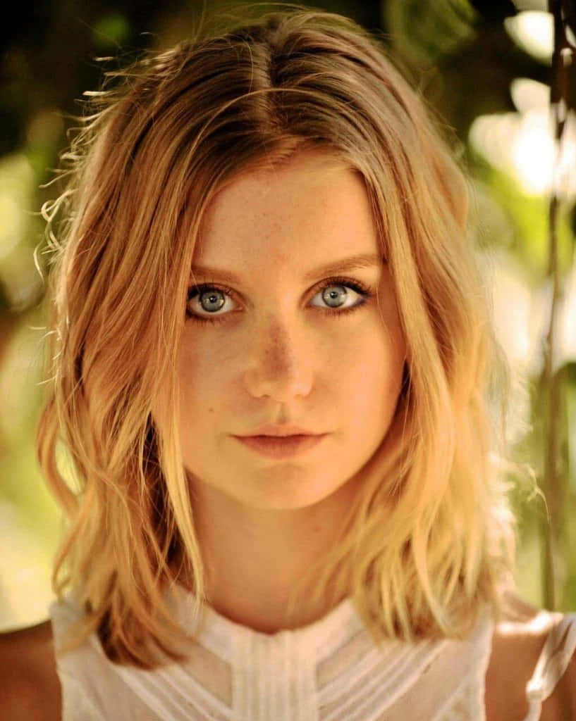 Isabel Durant, blue eyes, wavy blonde hair, SD Phone Wallpaper