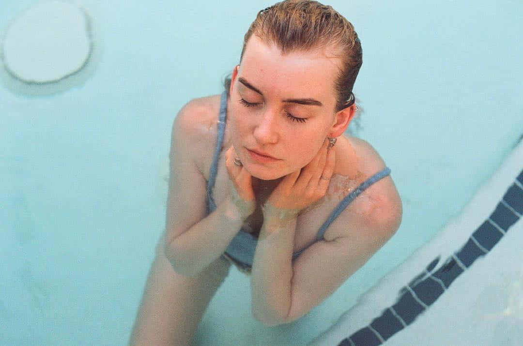 Isabel Durant, turquoise pool, wet hair, SD Desktop Wallpaper