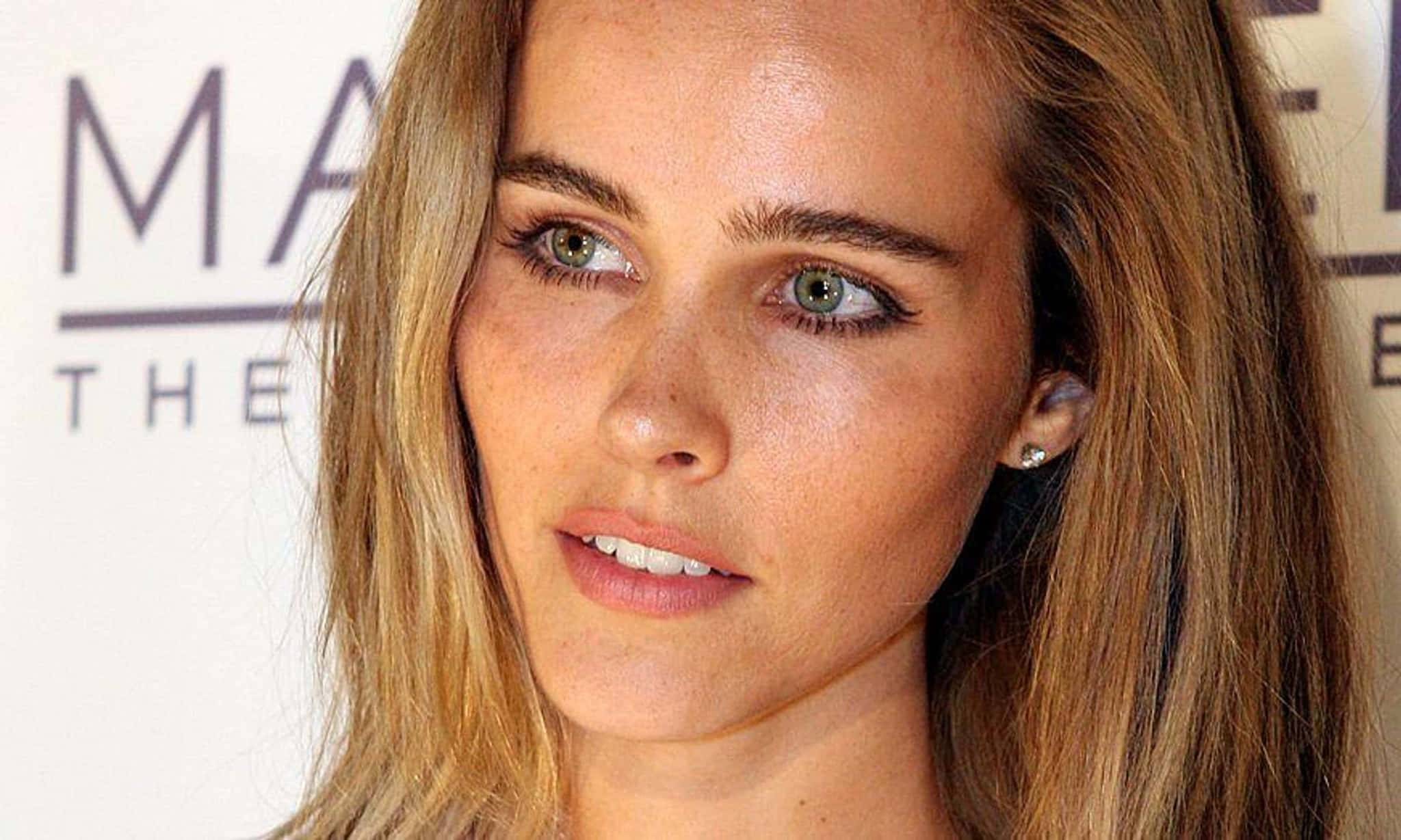 Isabel Lucas, red carpet, chic ensemble, Full HD Desktop Wallpaper
