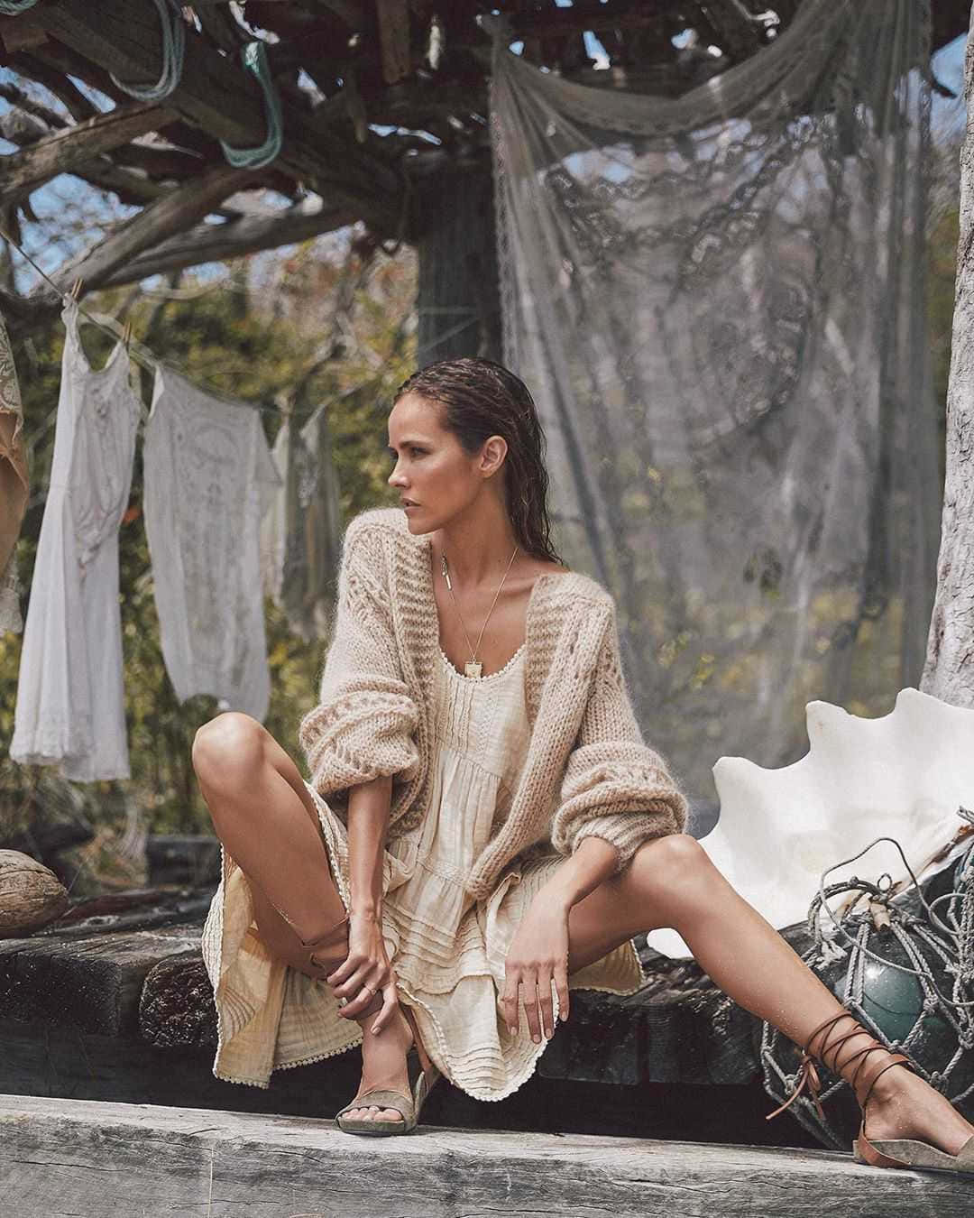 Isabel Lucas, beige knit cardigan, wooden ledge, HD Phone Wallpaper
