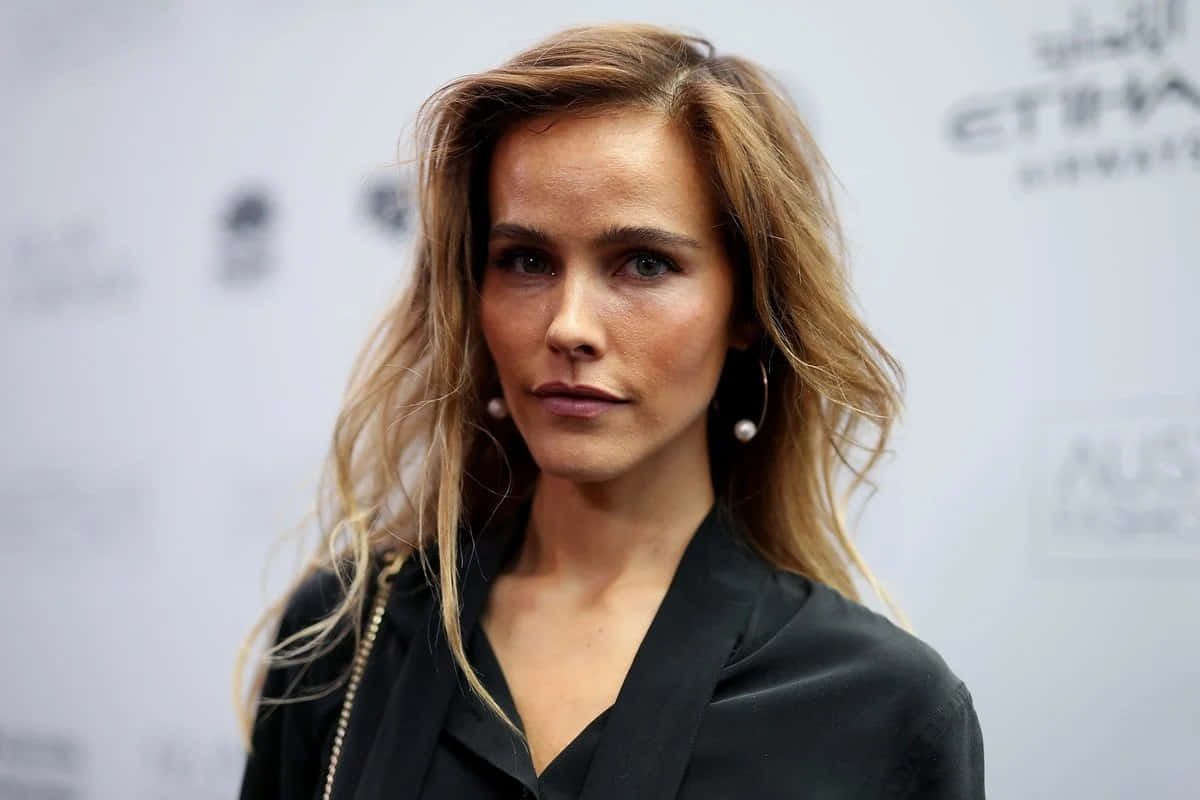 Isabel Lucas, tousled blonde hair, pearl earrings, SD Desktop Wallpaper