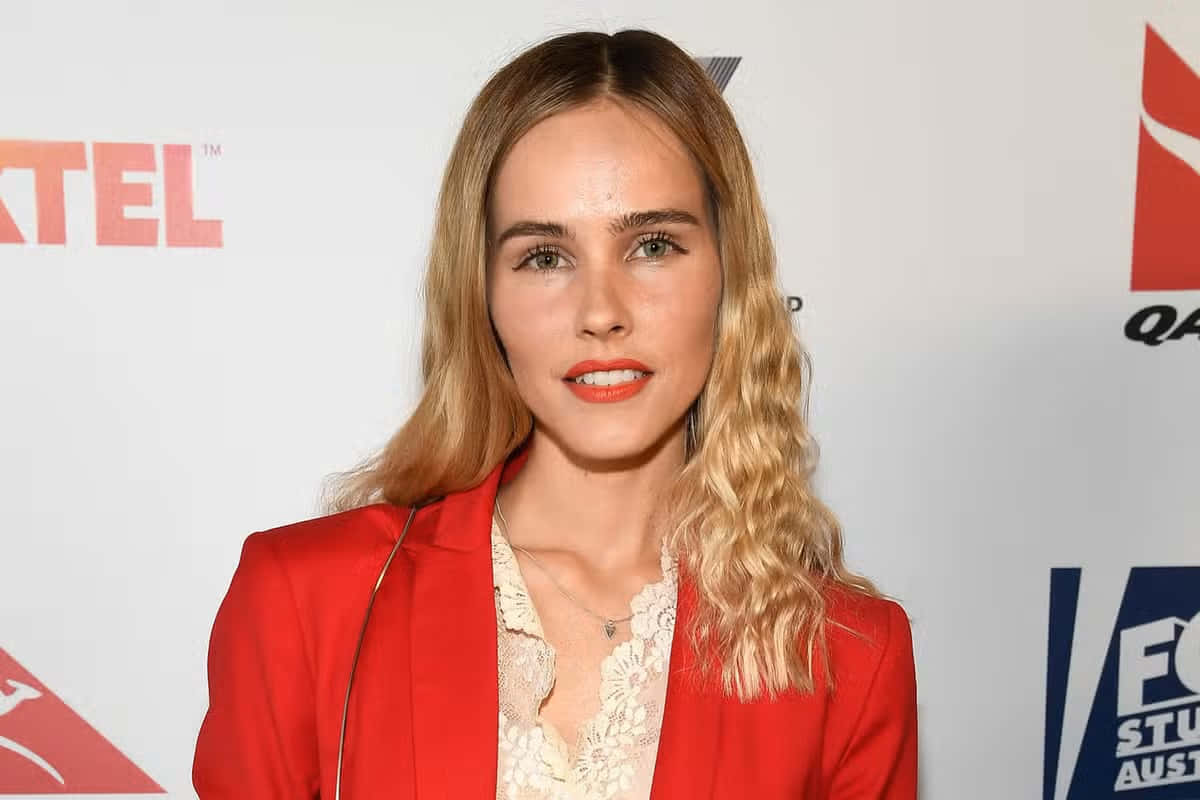 Isabel Lucas, red blazer, lace top, SD Desktop Wallpaper