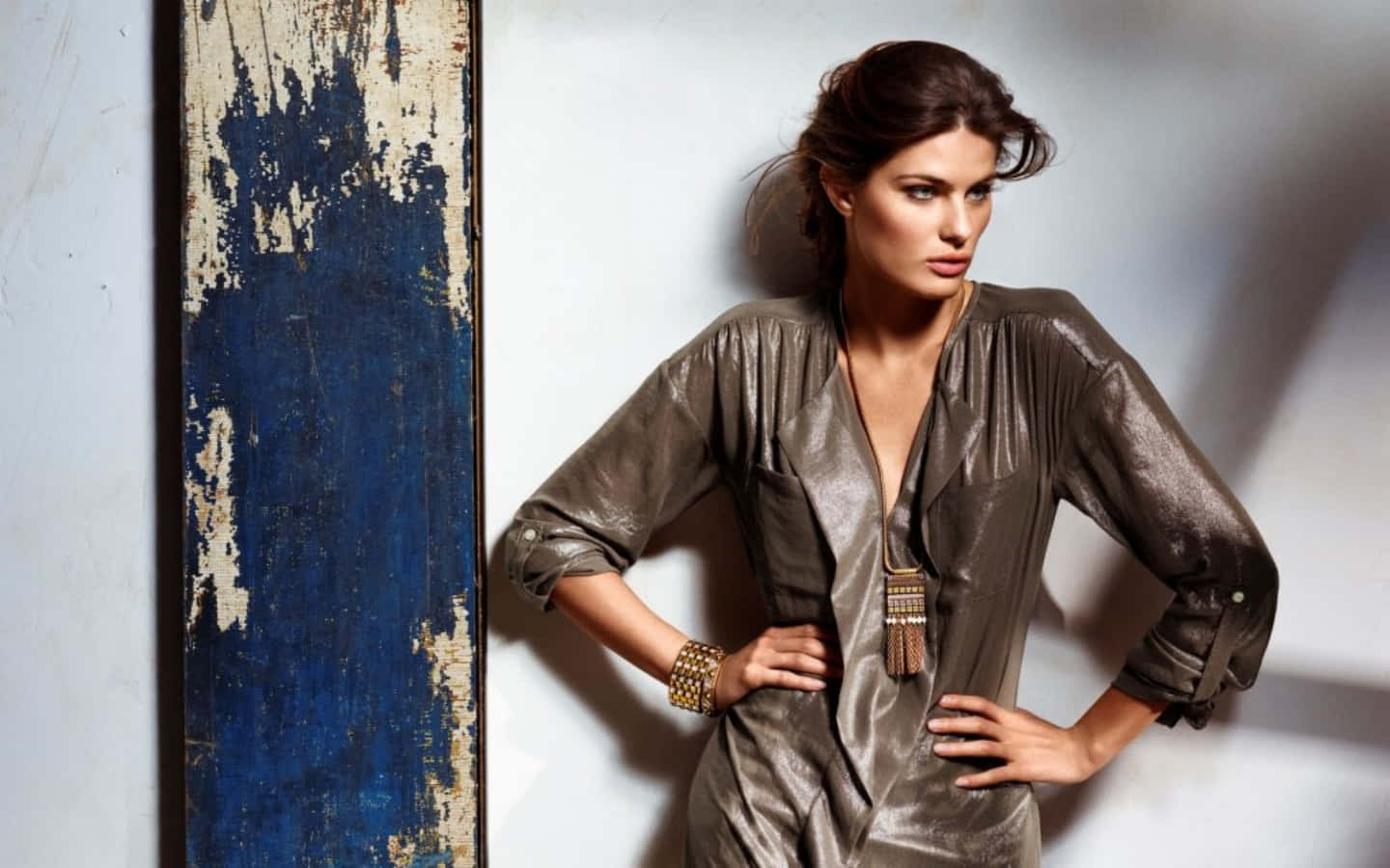 Isabeli Fontana, metallic brown dress, weathered blue and white wall, HD Desktop Wallpaper