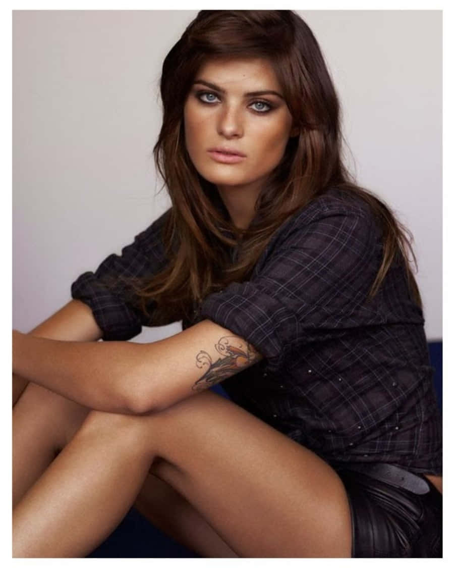 Isabeli Fontana, long brown hair, tattooed arm, SD Phone Wallpaper