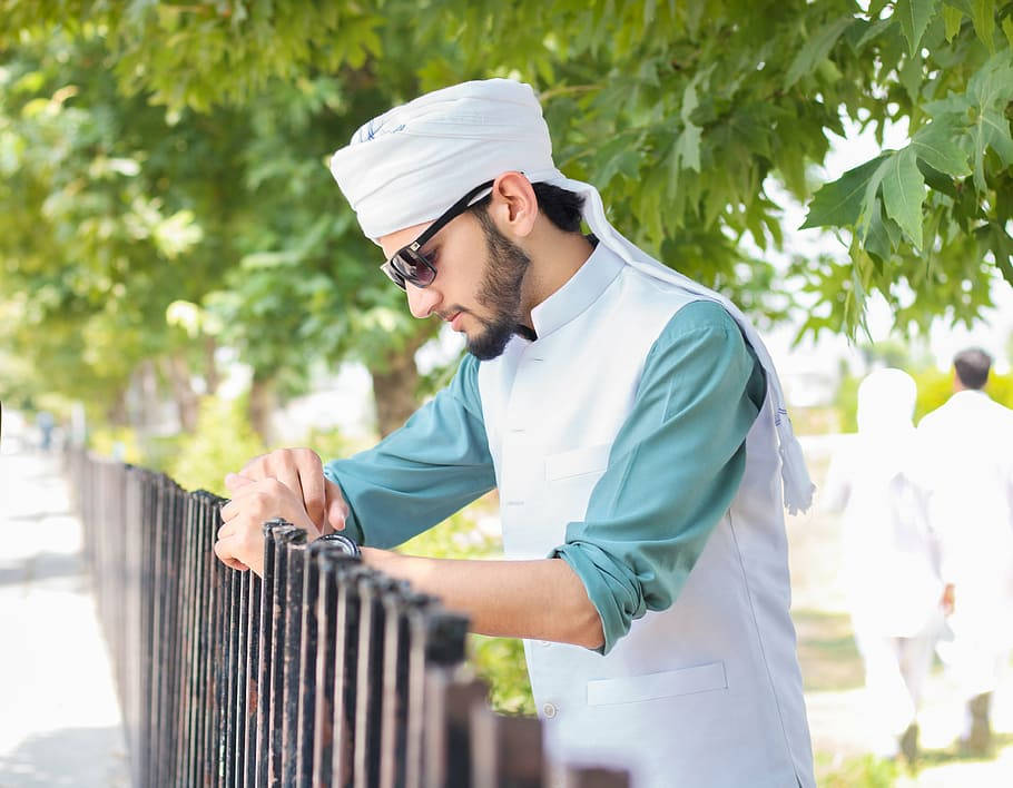 white turban, sunglasses, black fence, SD Desktop Wallpaper