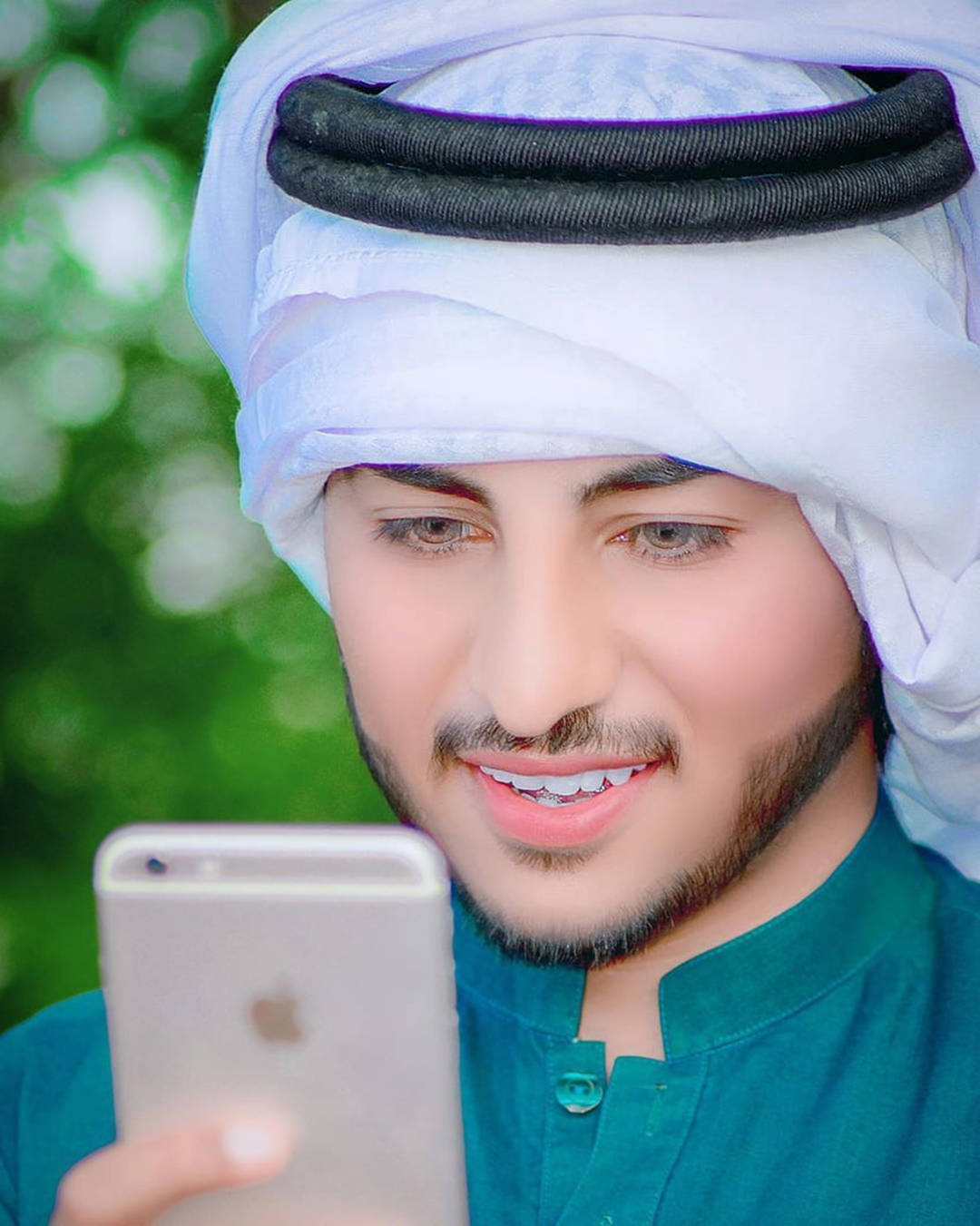 Islamic Boy, white keffiyeh, green thobe, HD Phone Wallpaper