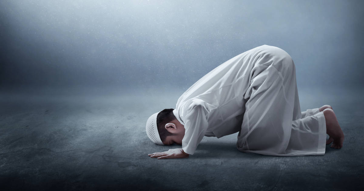 young boy, white prayer attire, dark floor, SD Desktop Wallpaper