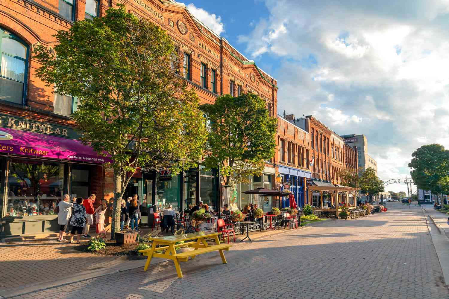 Islander Day, sunny brick-paved downtown street, historic red brick buildings, HD Desktop Wallpaper