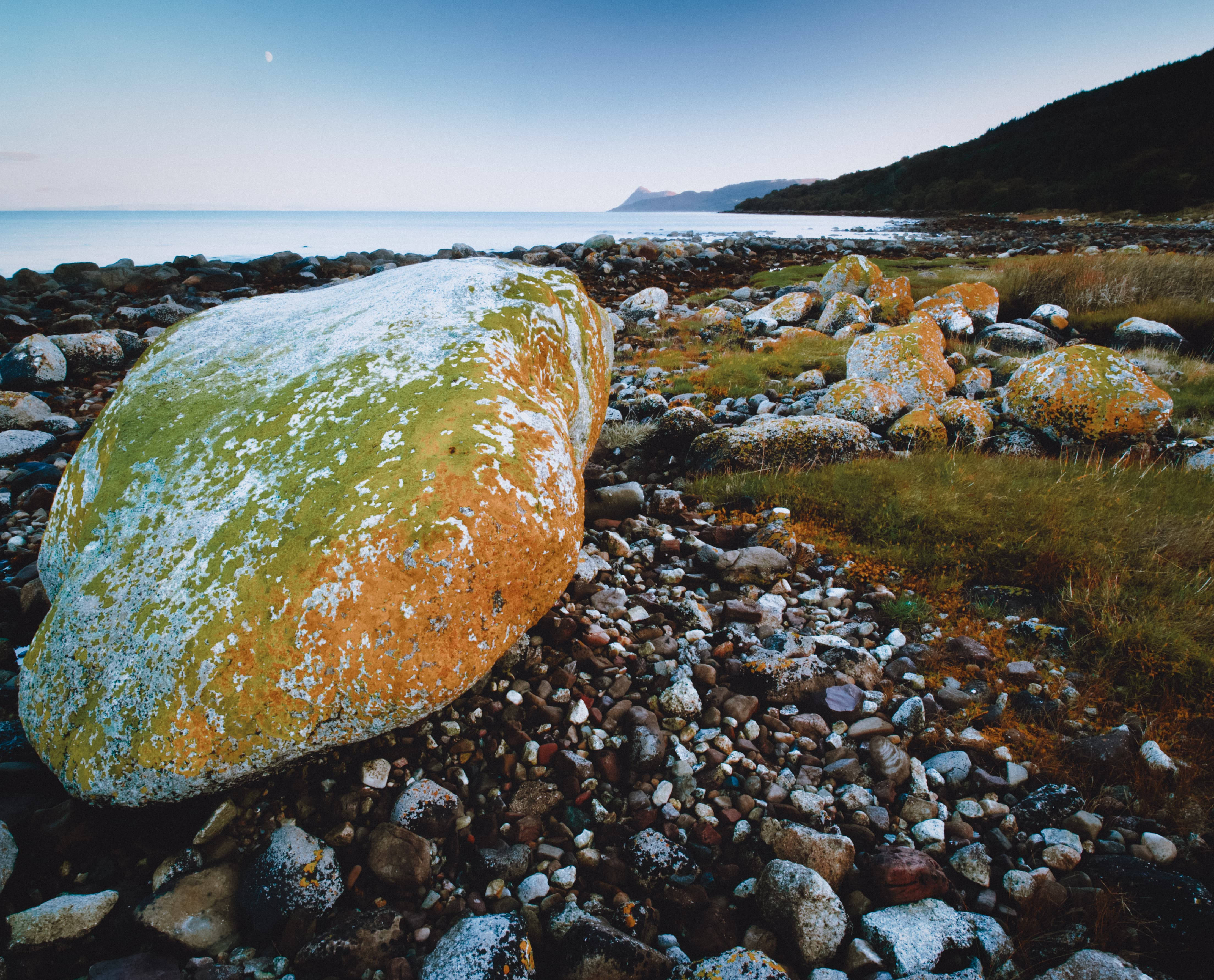 Isle Of Mann, rocky coast, lichen-covered boulder, 4K Desktop Wallpaper