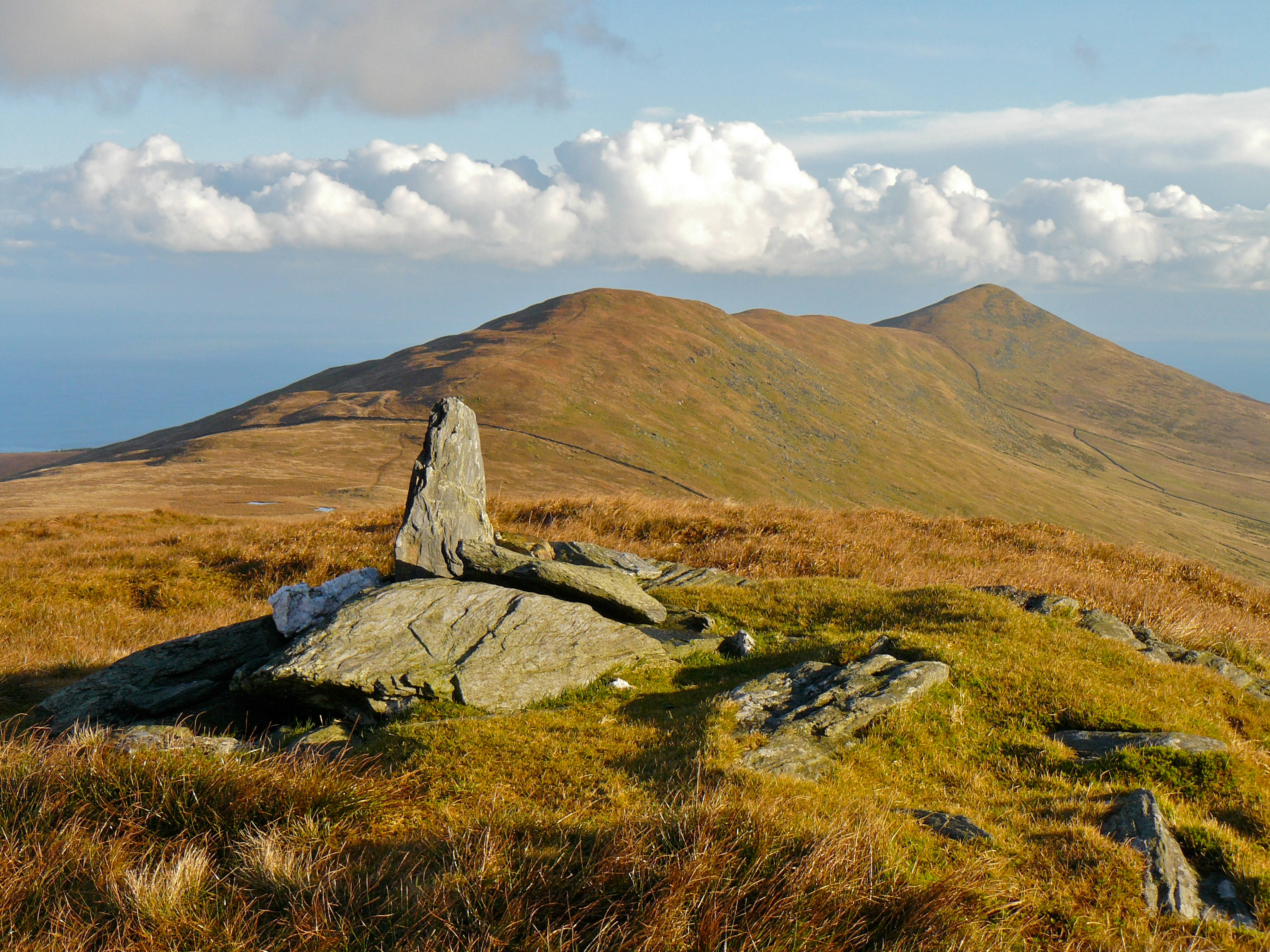 Clagh Ouyr, Isle of Man, sunlit hillside, 2K Desktop Wallpaper