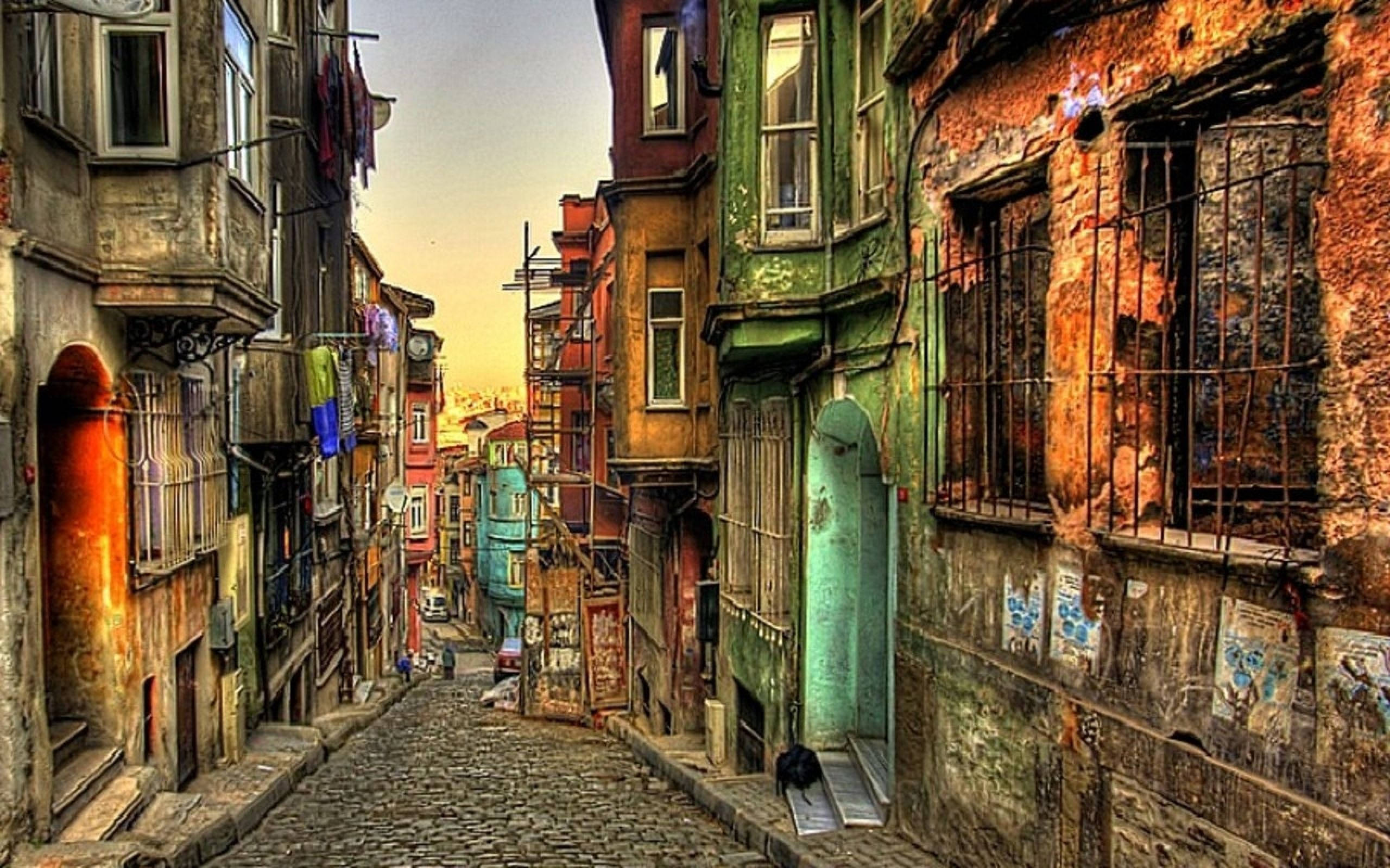 Istanbul, cobblestone alleyway, weathered colorful buildings, 2K Desktop Wallpaper