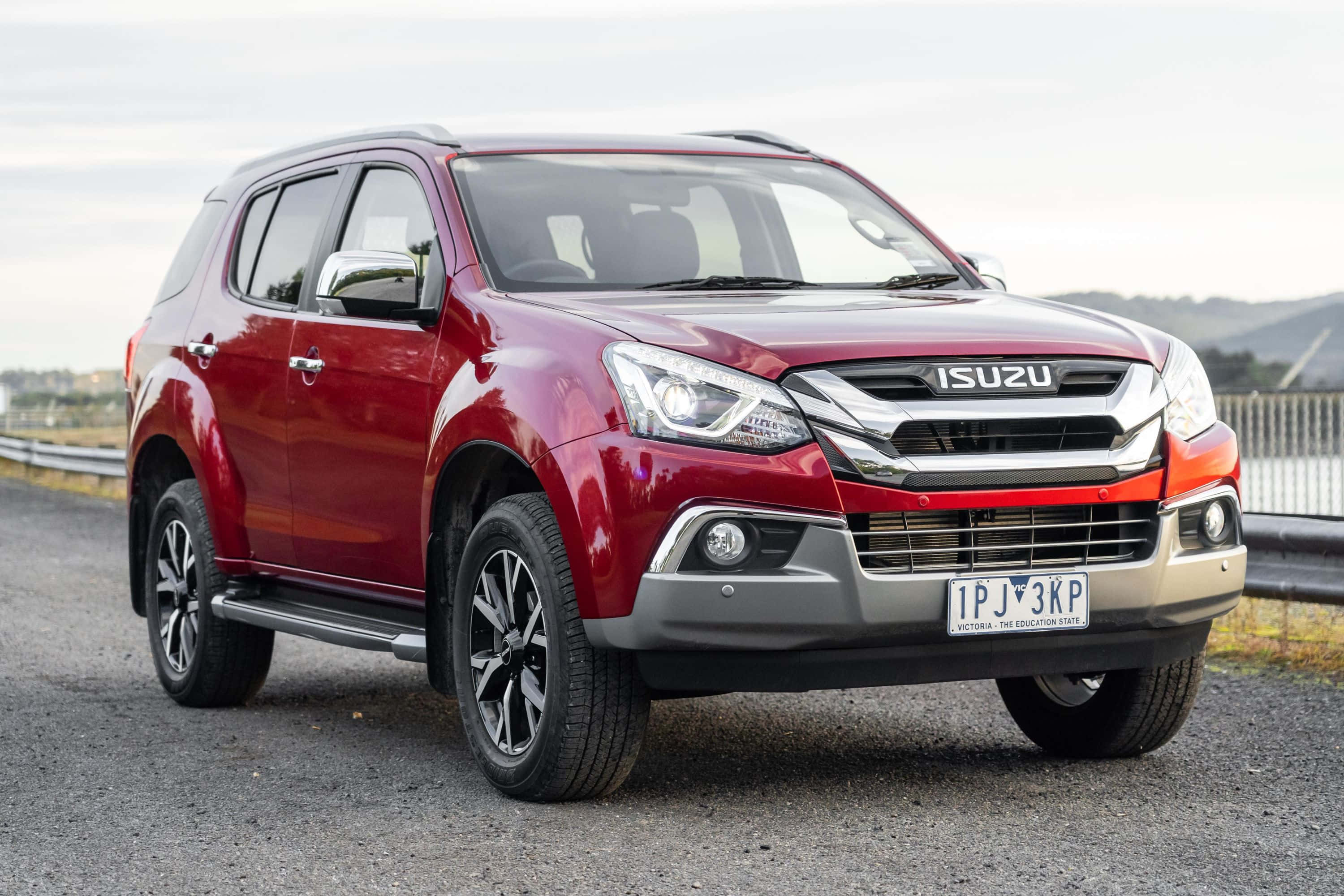 Isuzu Mu-x, glossy red, gravel roadside, 2K Desktop Wallpaper