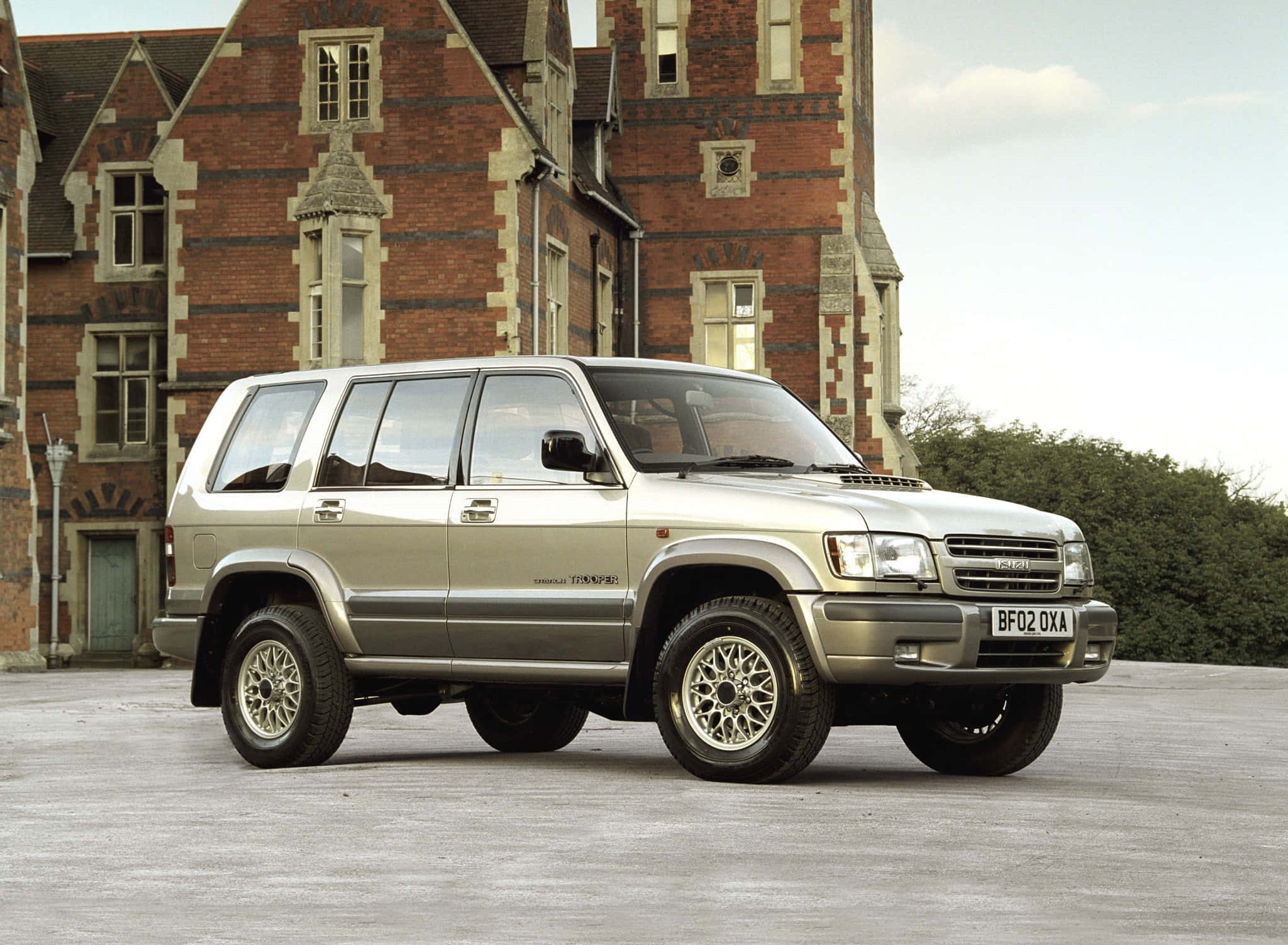 Isuzu Trooper, silver, paved courtyard, Full HD Desktop Wallpaper