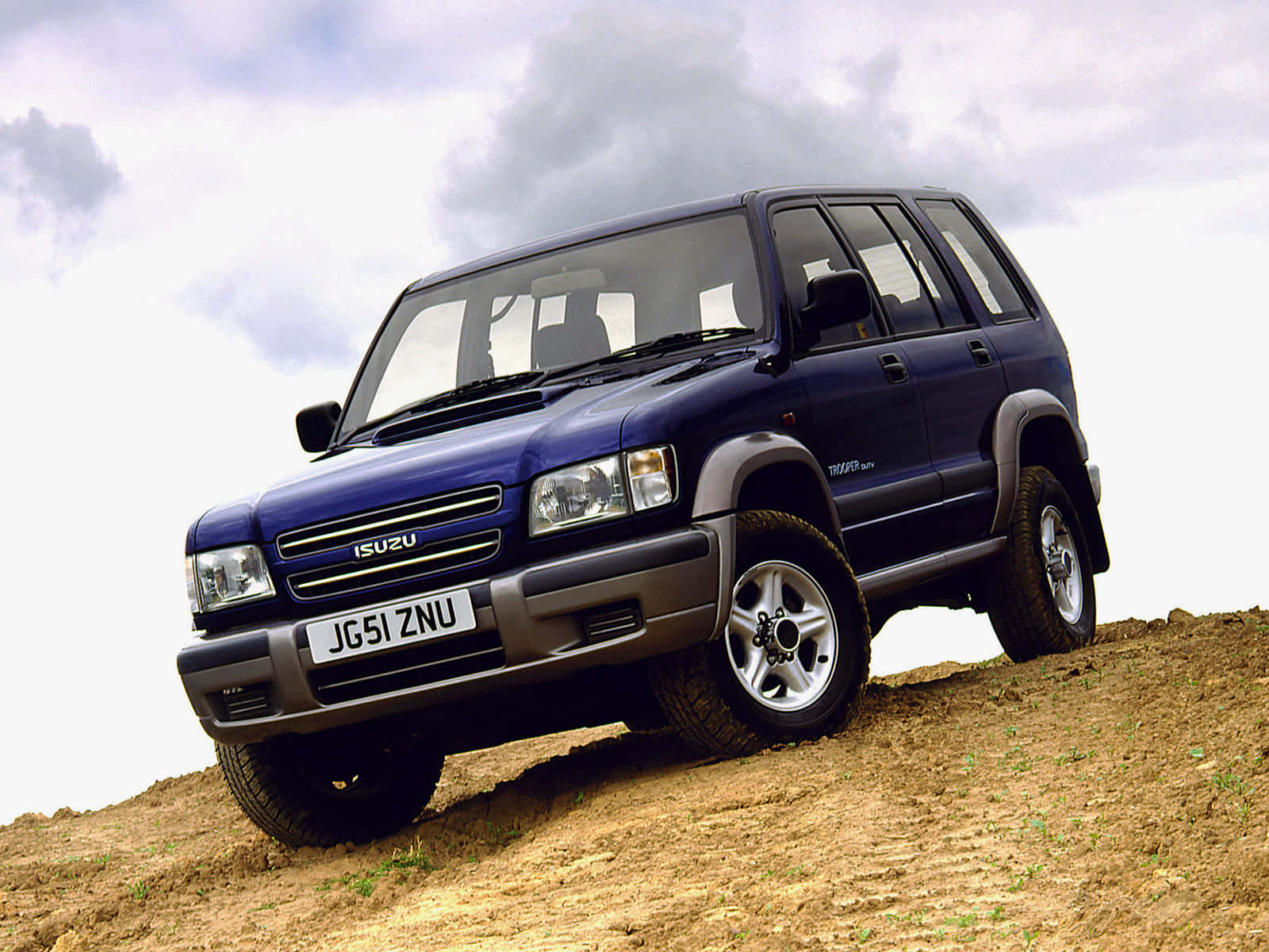 Isuzu Trooper, dark blue, muddy dirt hill, HD Desktop Wallpaper