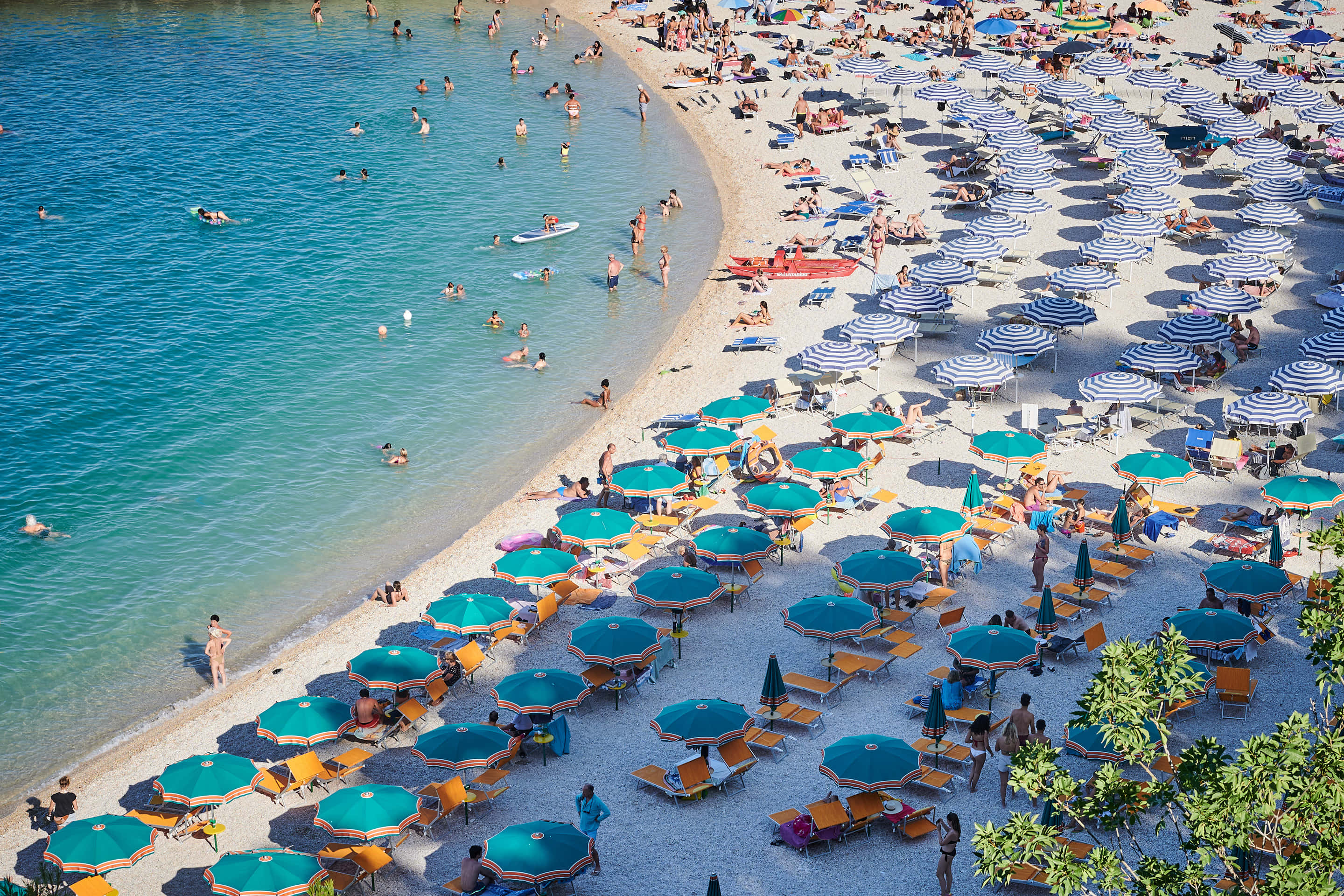 Italian Beach, turquoise water, blue umbrellas, 2K Desktop Wallpaper